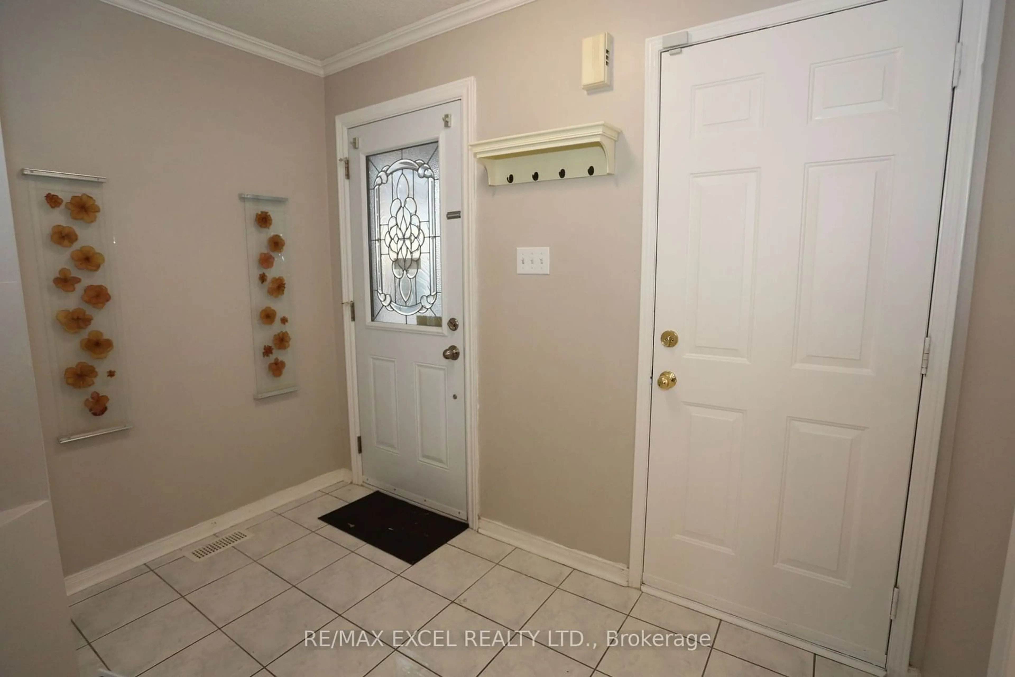 Indoor entryway for 1049 Foxglove Pl, Mississauga Ontario L5V 2N5