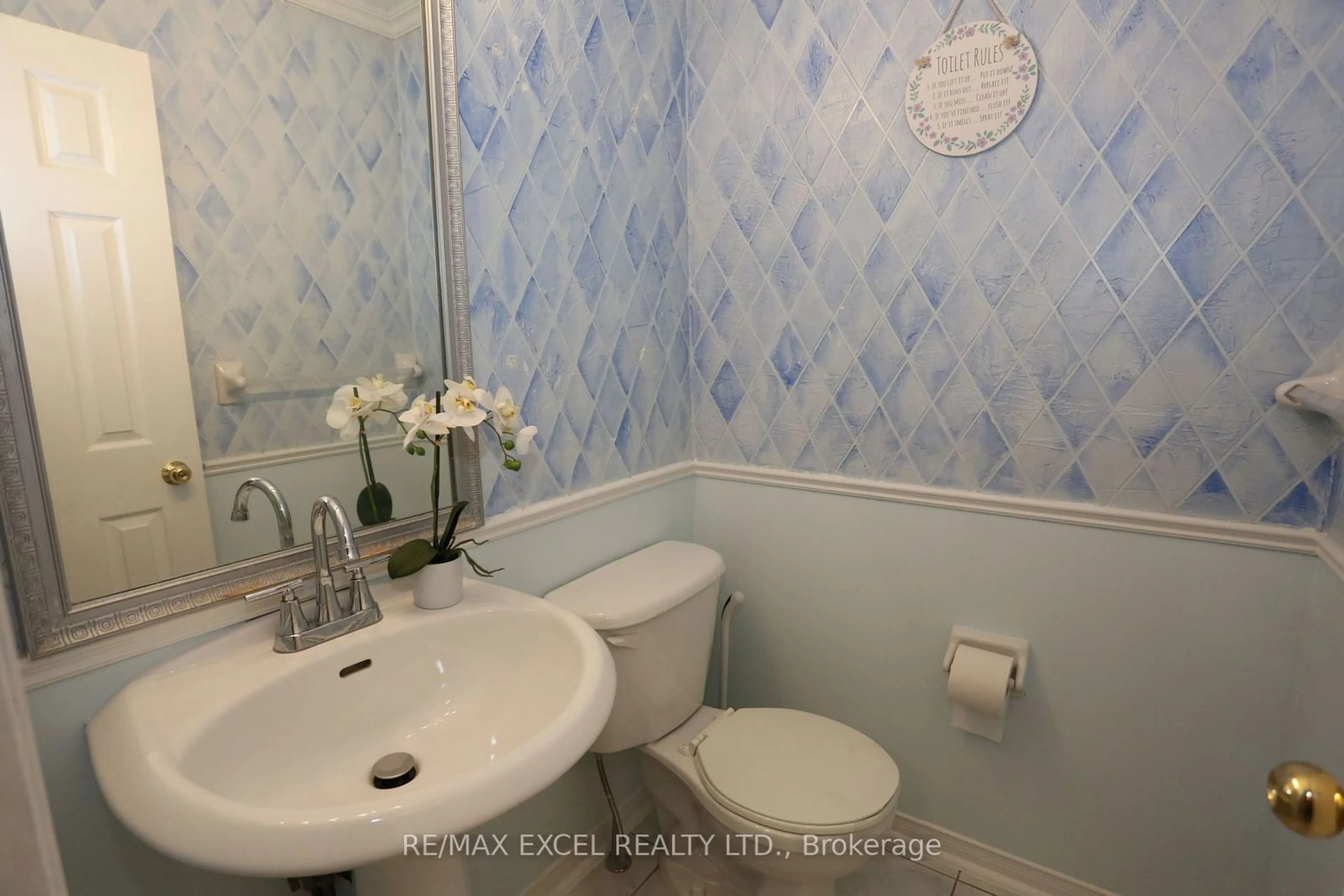 Standard bathroom, ceramic/tile floor for 1049 Foxglove Pl, Mississauga Ontario L5V 2N5