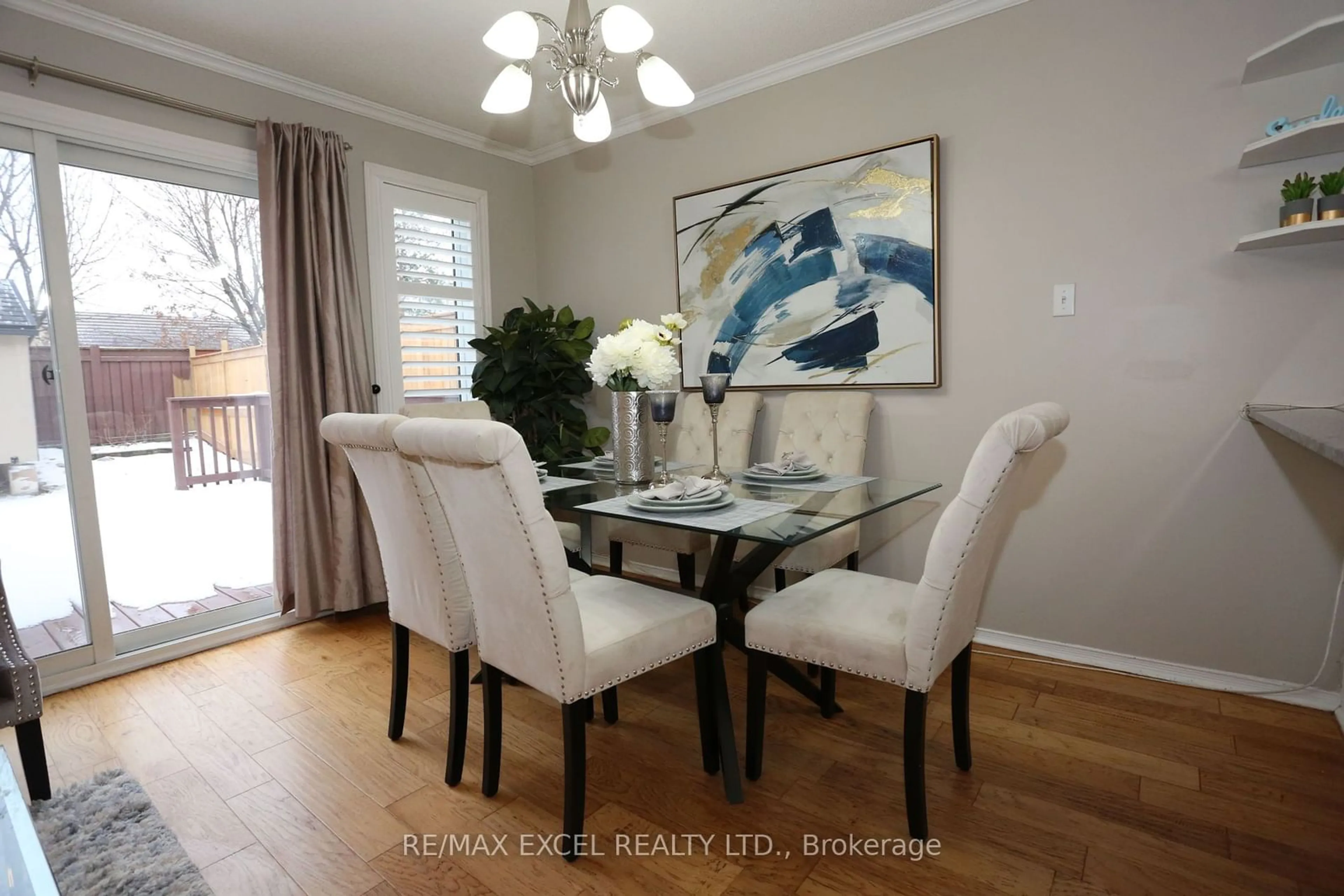 Dining room, wood/laminate floor for 1049 Foxglove Pl, Mississauga Ontario L5V 2N5