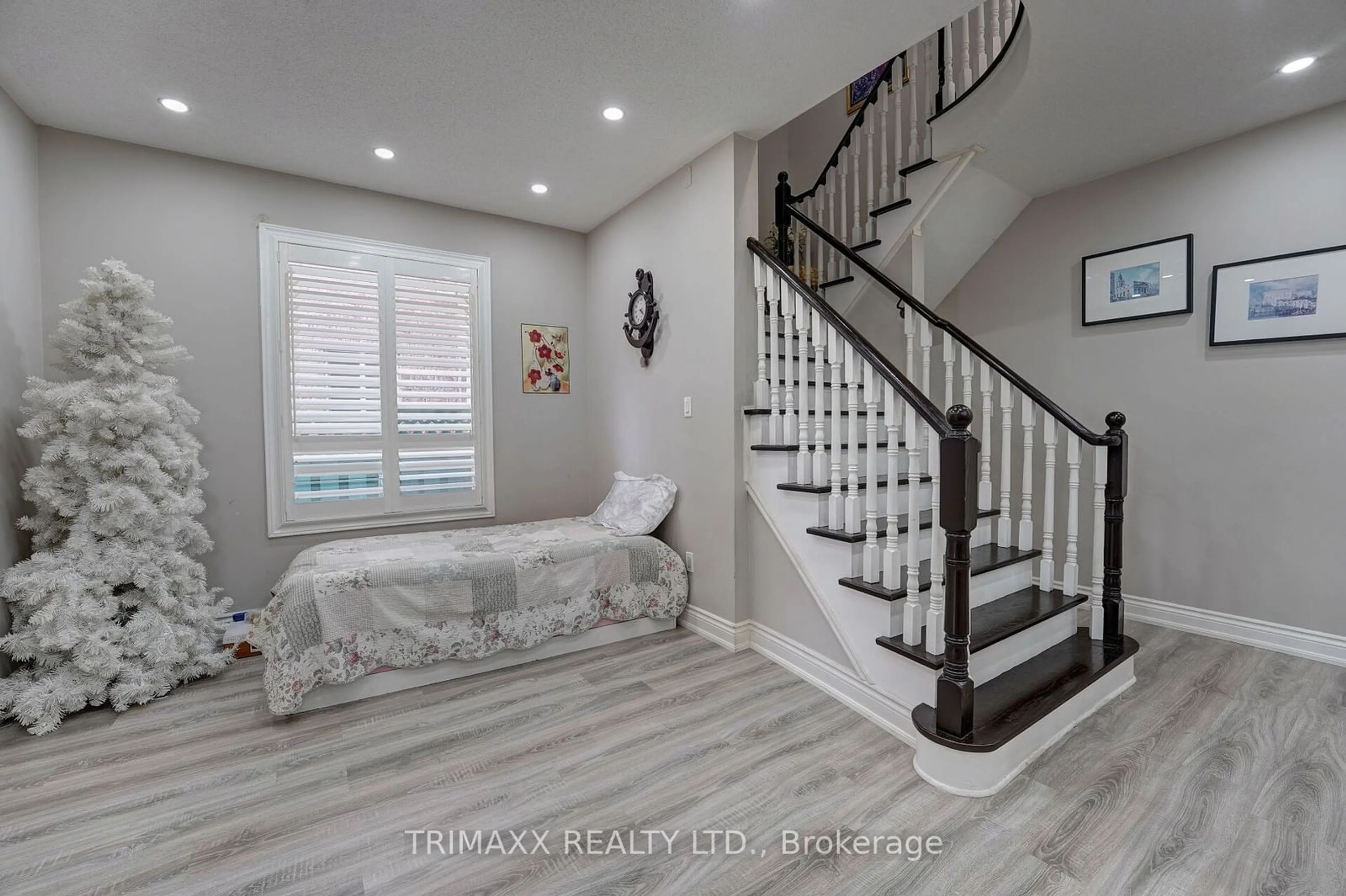 Indoor entryway for 21 Sunnyvale Gate, Brampton Ontario L6S 6J3