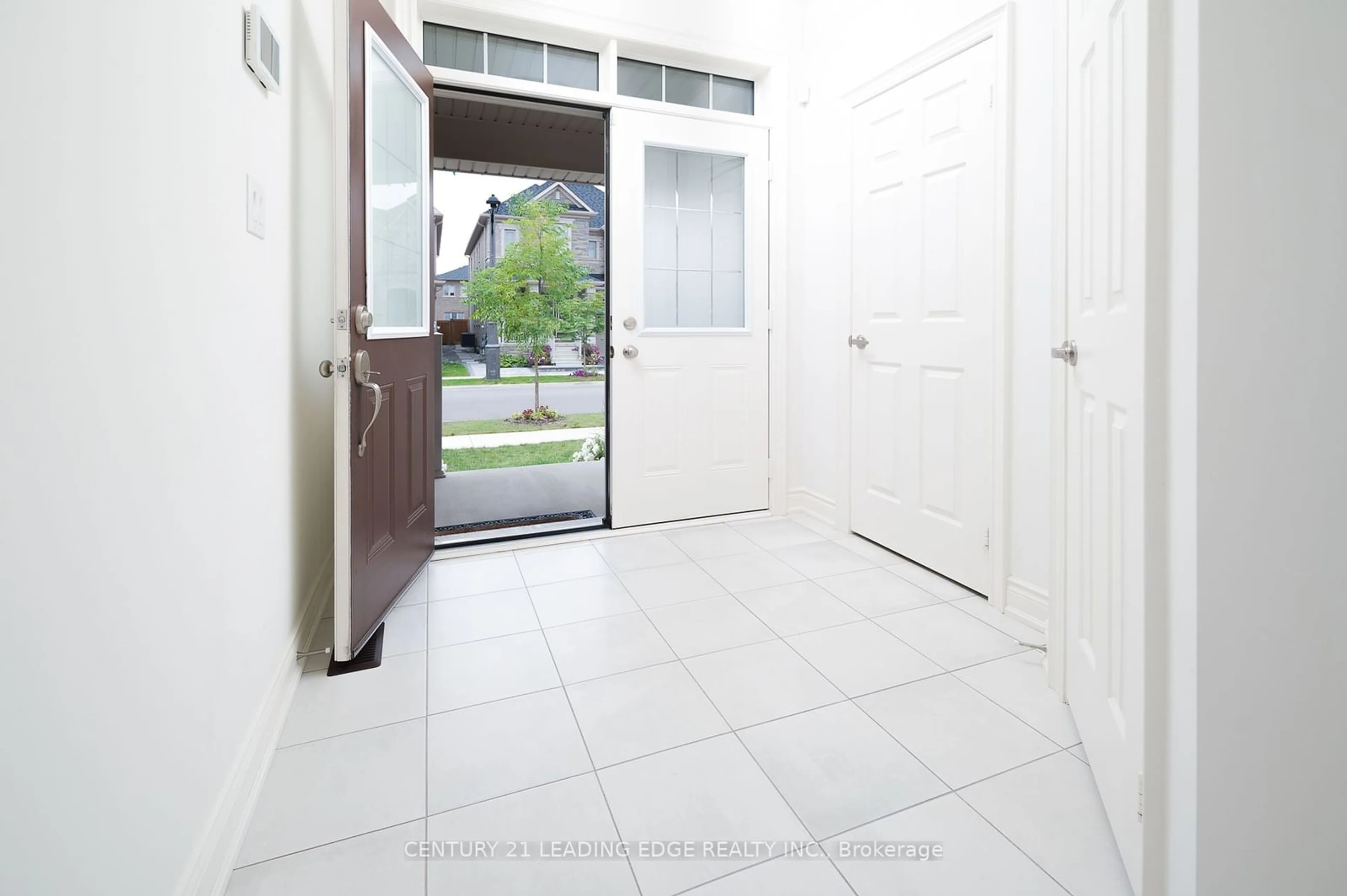 Indoor foyer for 4090 Channing Cres, Oakville Ontario L6H 3R3