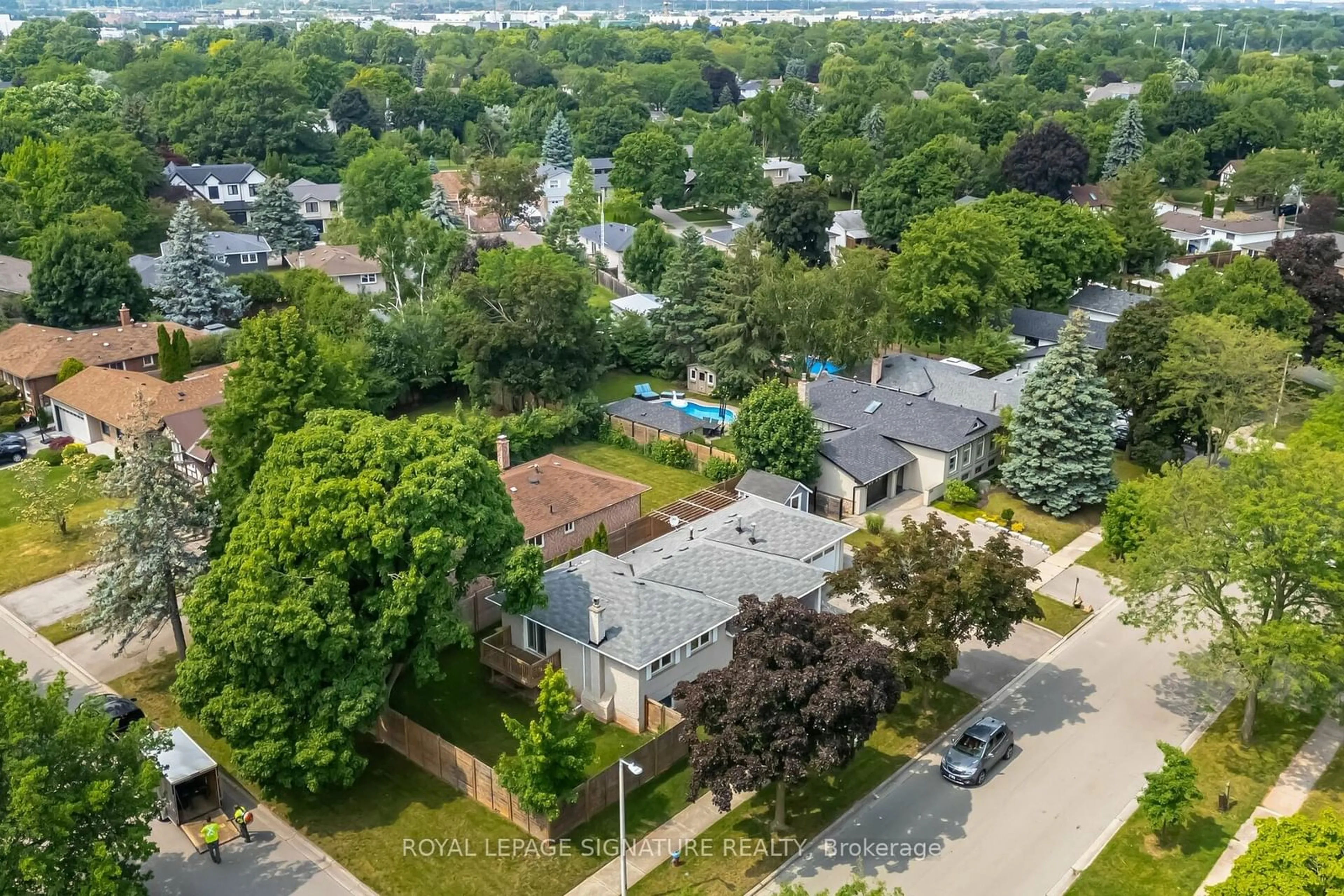 A pic from outside/outdoor area/front of a property/back of a property/a pic from drone, street for 2497 Wyatt St, Oakville Ontario L6L 2M7