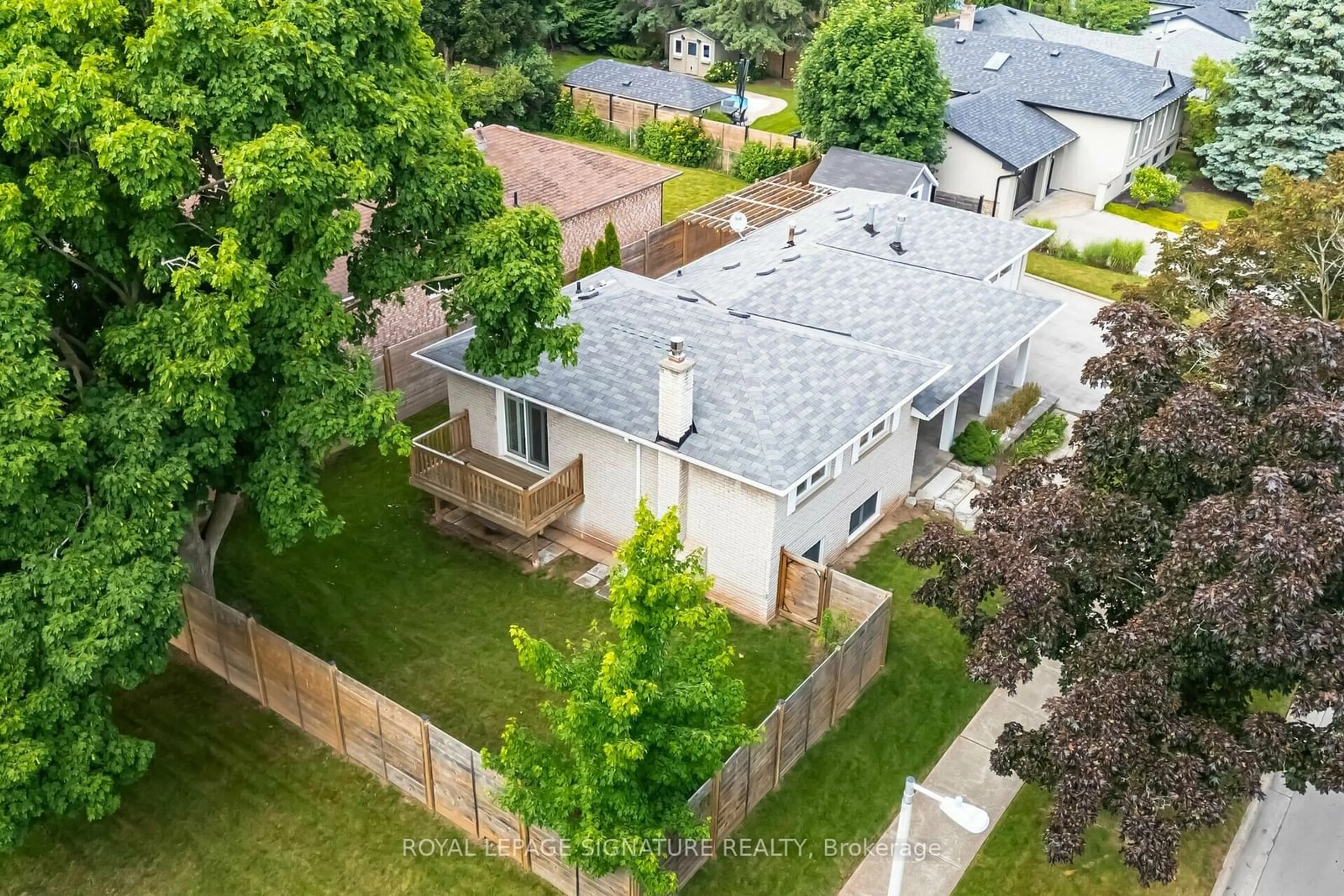 A pic from outside/outdoor area/front of a property/back of a property/a pic from drone, street for 2497 Wyatt St, Oakville Ontario L6L 2M7