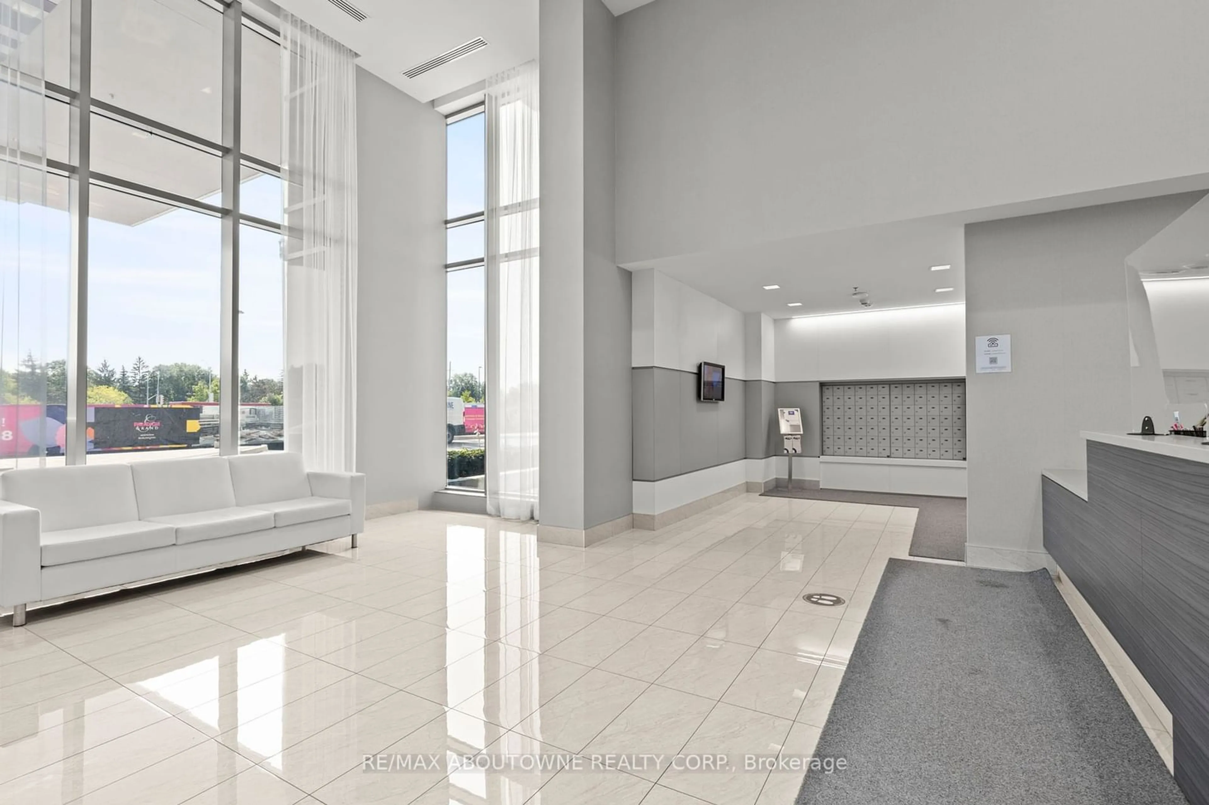 Indoor foyer for 2087 Fairview St #608, Burlington Ontario L7R 0E5