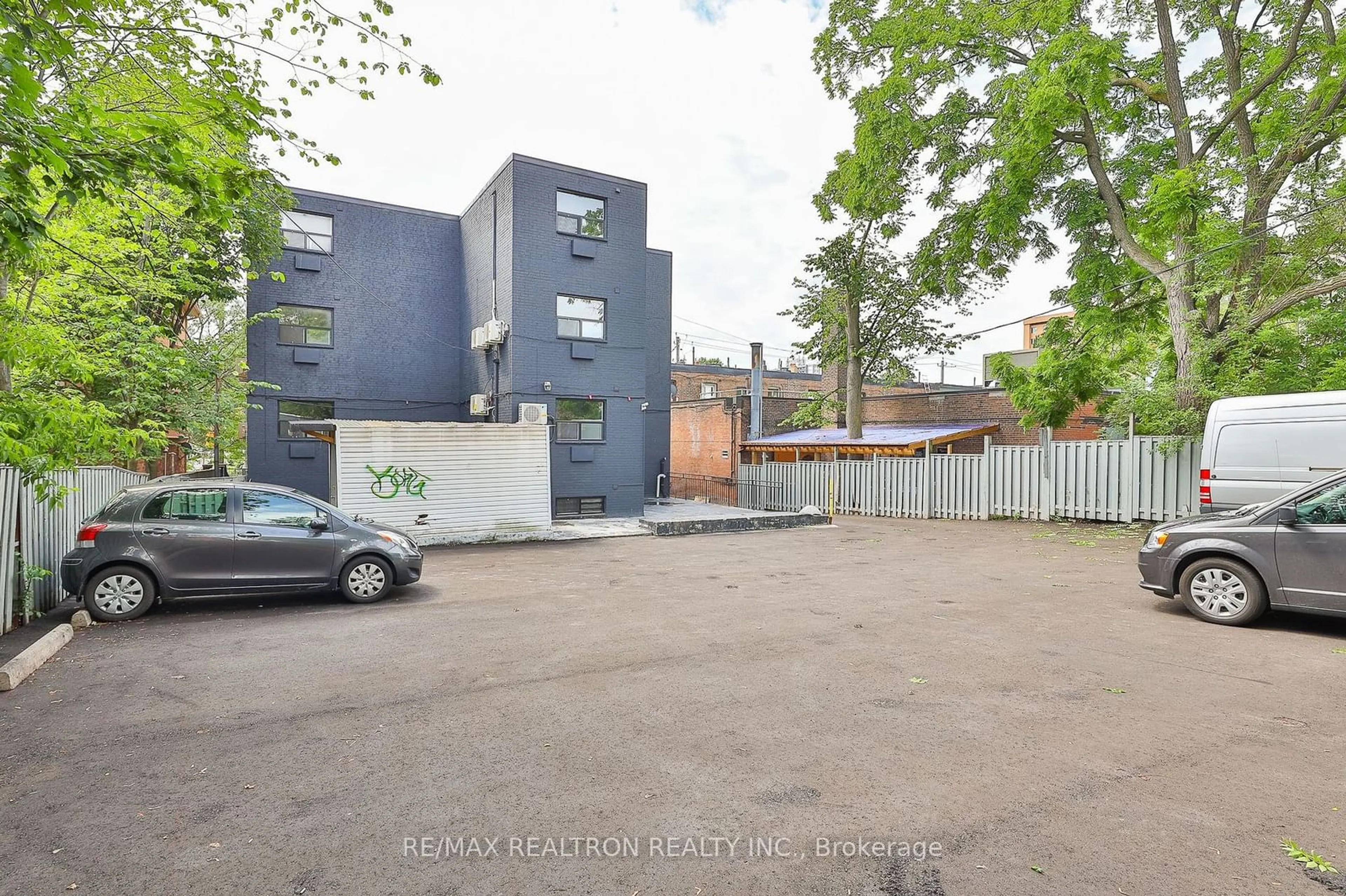 A pic from outside/outdoor area/front of a property/back of a property/a pic from drone, street for 1302 King St, Toronto Ontario M6K 1G8