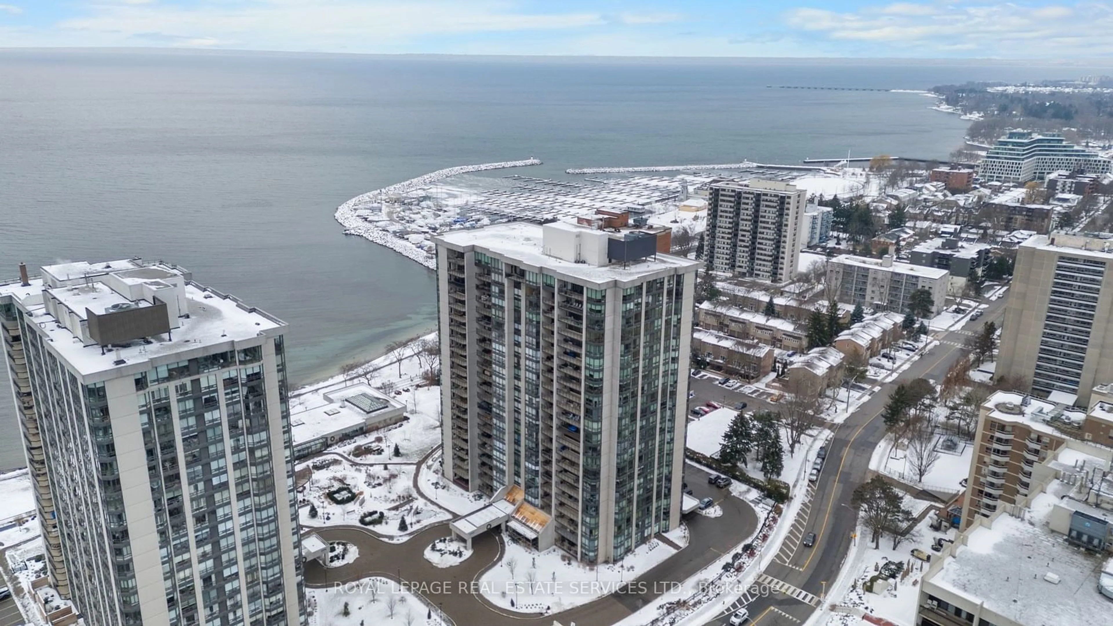 A pic from outside/outdoor area/front of a property/back of a property/a pic from drone, city buildings view from balcony for 2180 Marine Dr #904, Oakville Ontario L6L 5V2