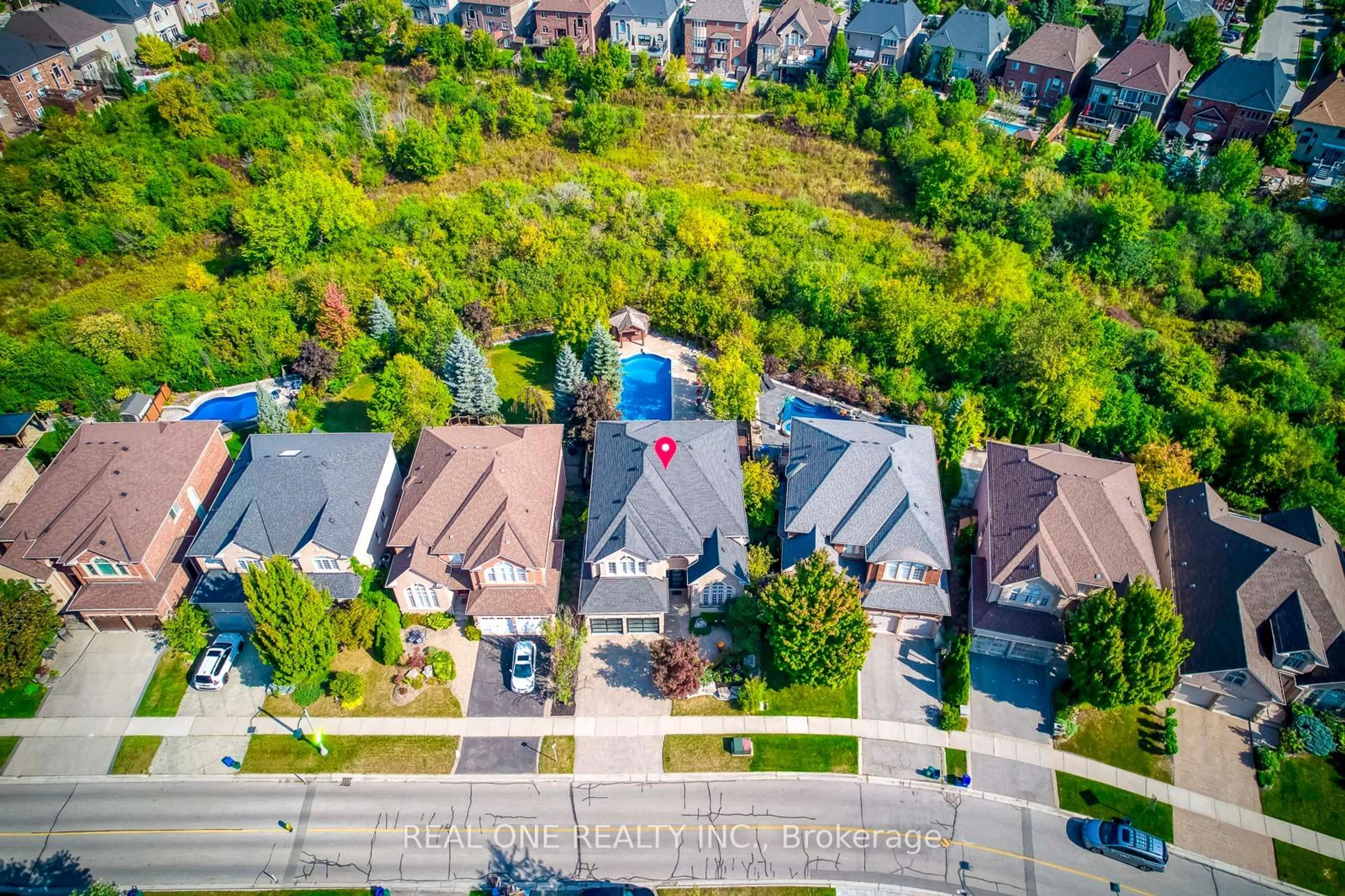 A pic from outside/outdoor area/front of a property/back of a property/a pic from drone, street for 1548 Pinery Cres, Oakville Ontario L6H 7J9