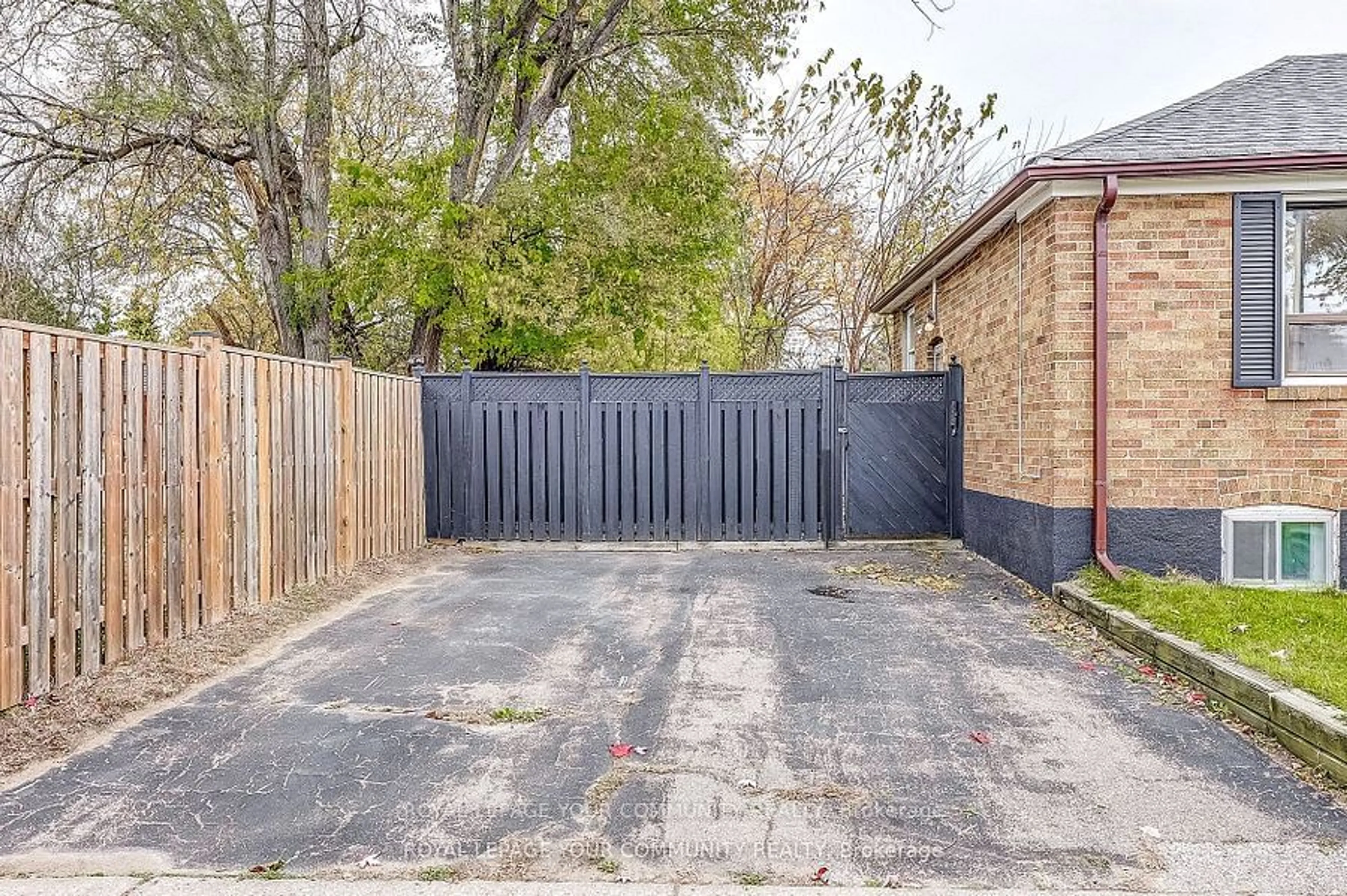 A pic from outside/outdoor area/front of a property/back of a property/a pic from drone, street for 59 Chartwell Rd, Toronto Ontario M8Z 4G3