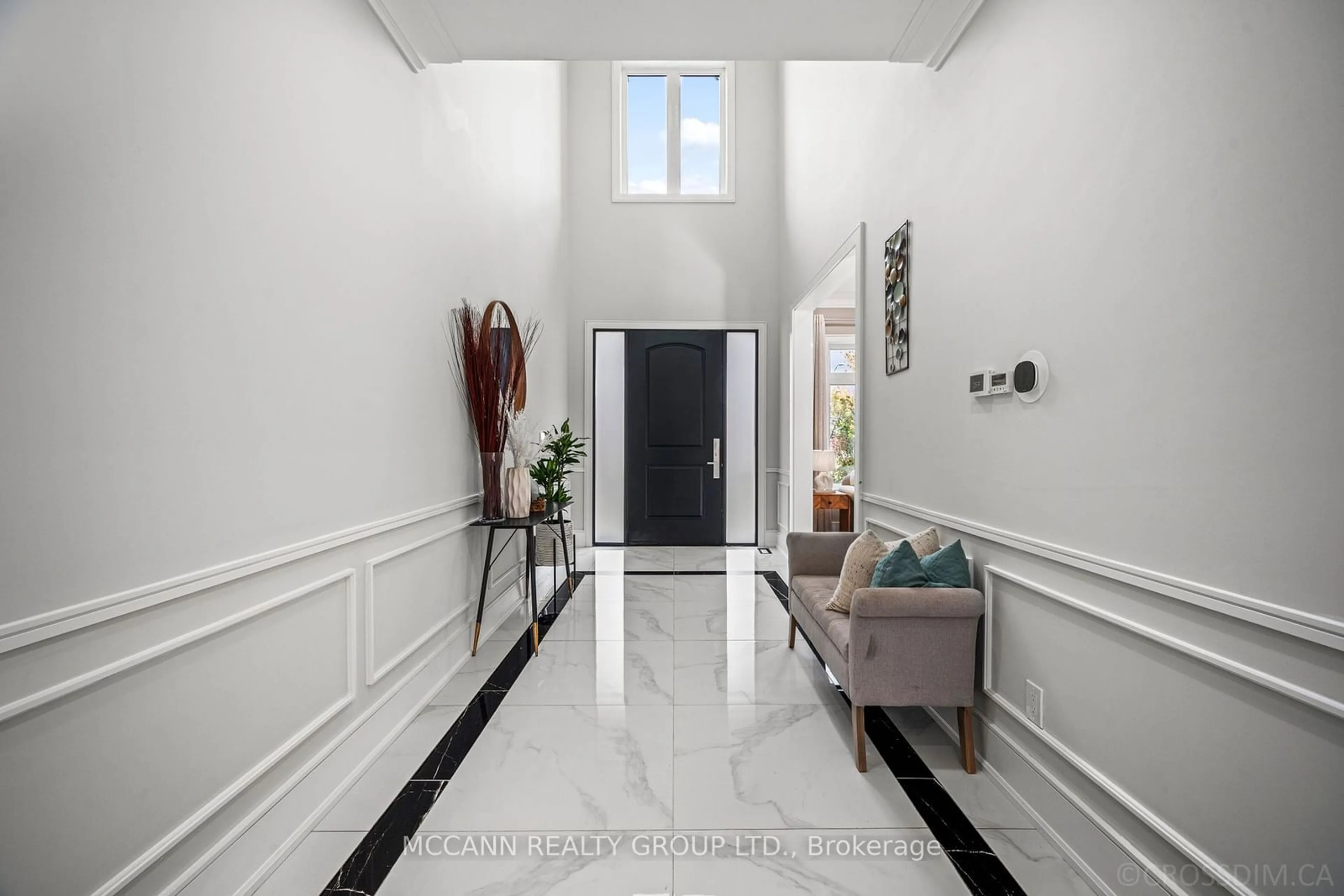 Indoor foyer for 2508 Glengarry Rd, Mississauga Ontario L5C 1Y3