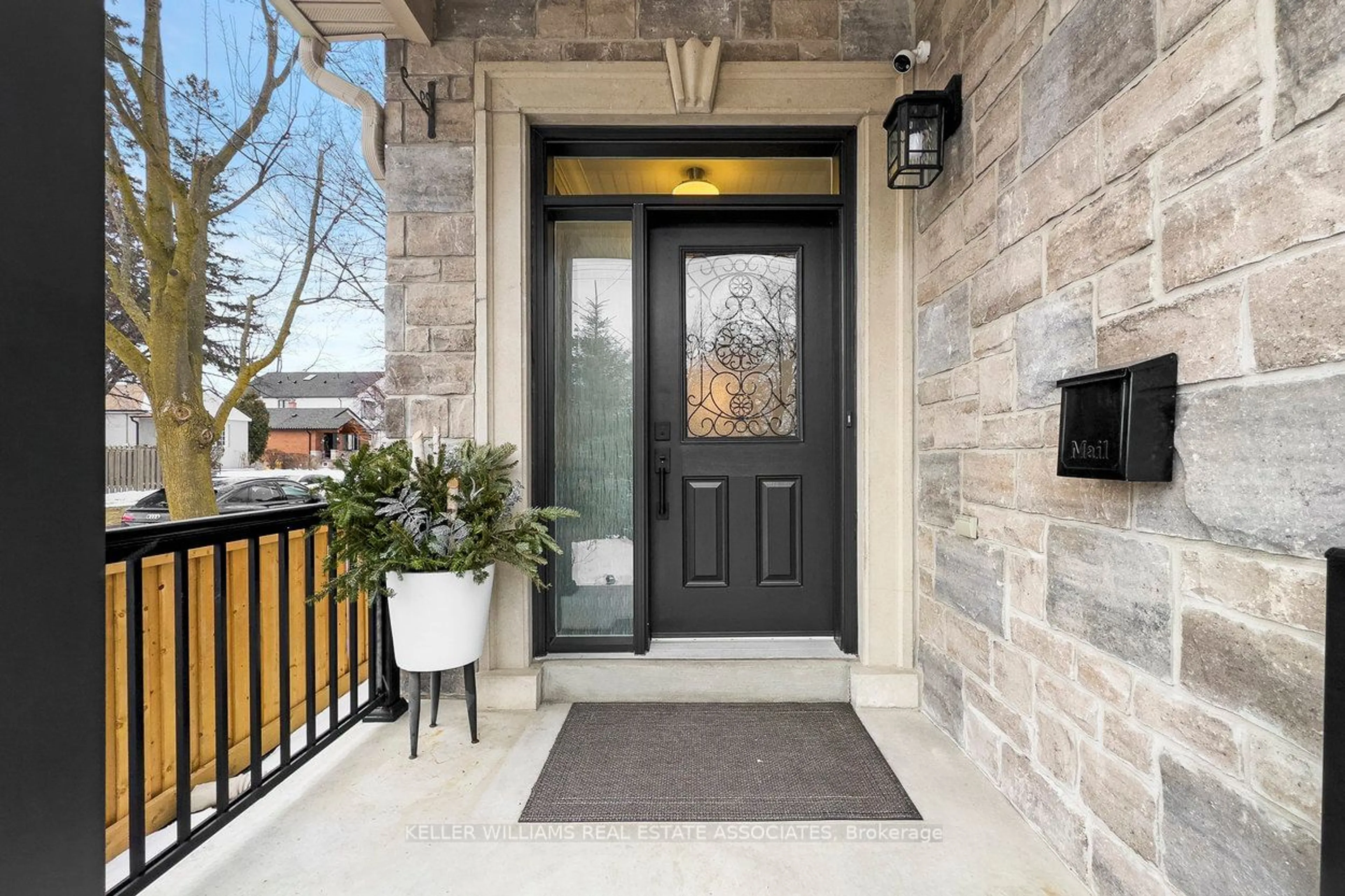 Indoor entryway for 442 Valermo Dr, Toronto Ontario M8W 2M2