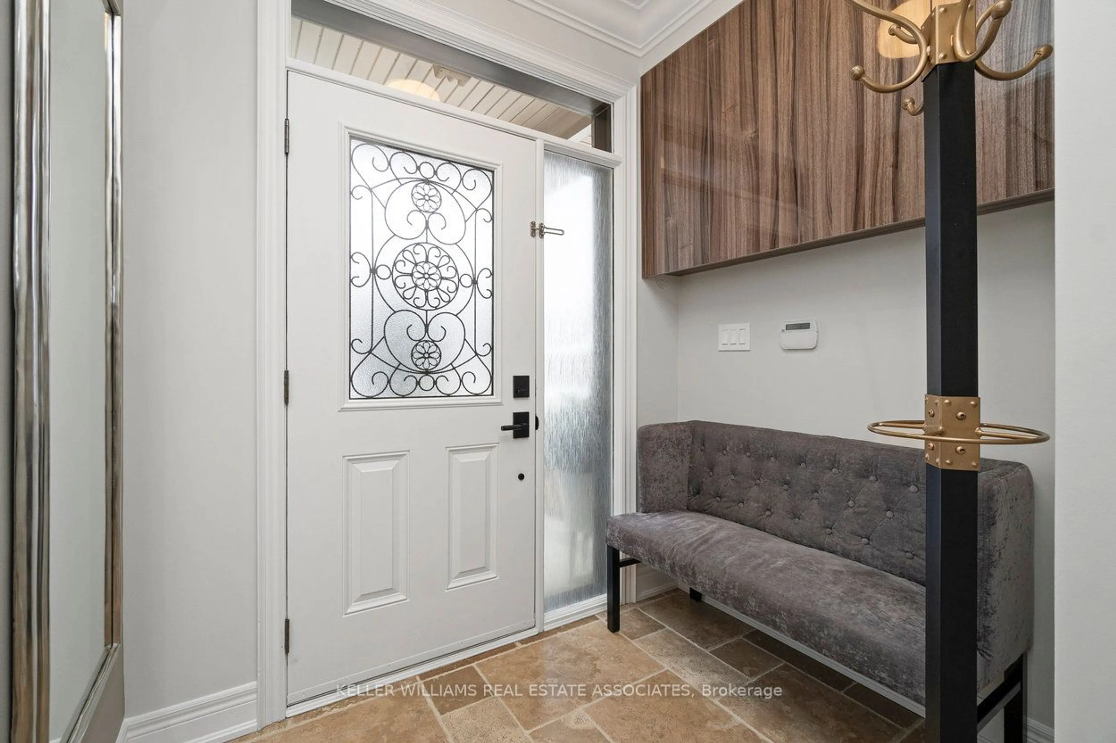 Indoor entryway for 442 Valermo Dr, Toronto Ontario M8W 2M2