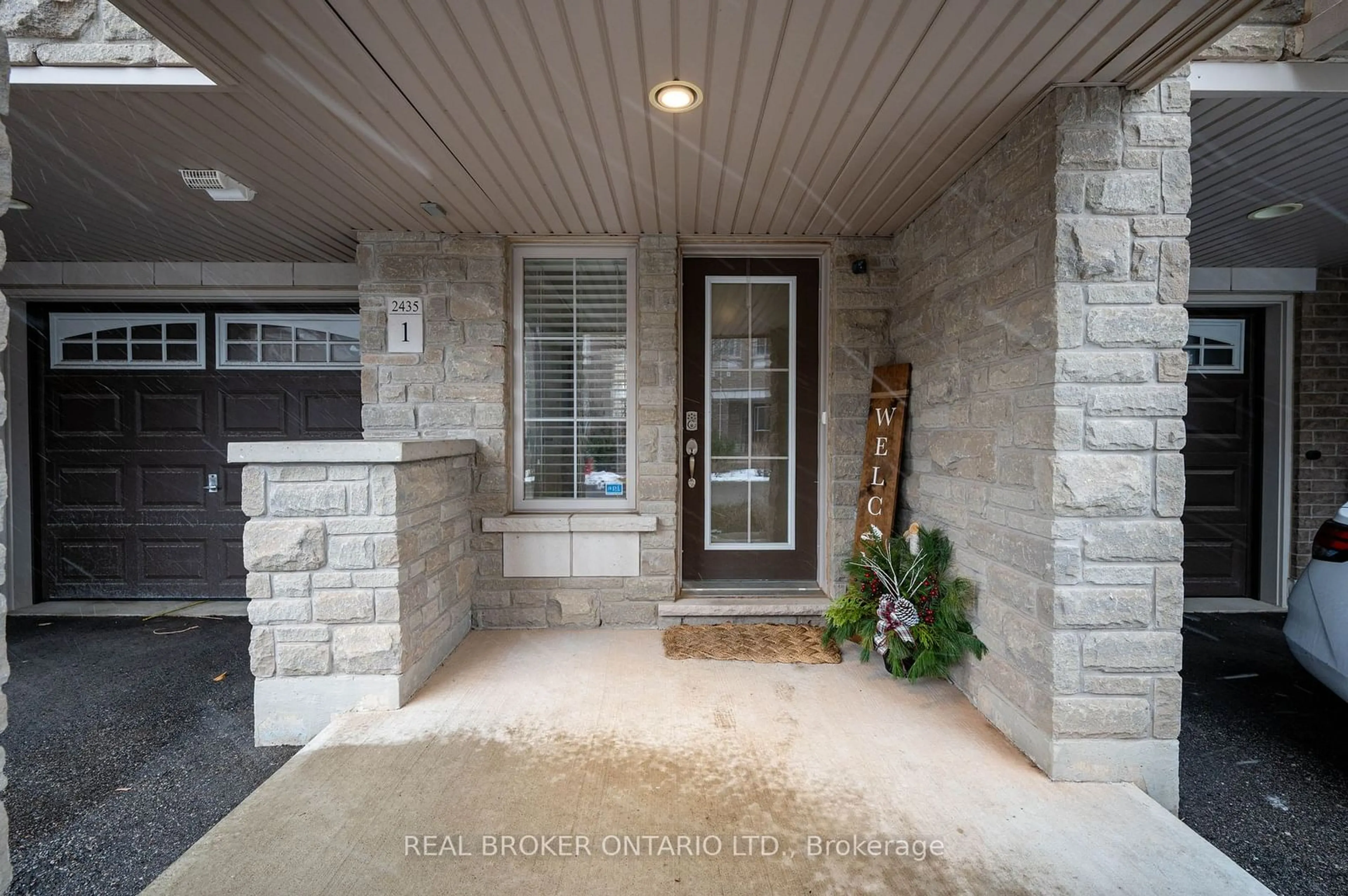 Indoor entryway for 2435 Greenwich Dr #1, Oakville Ontario L6M 0S4