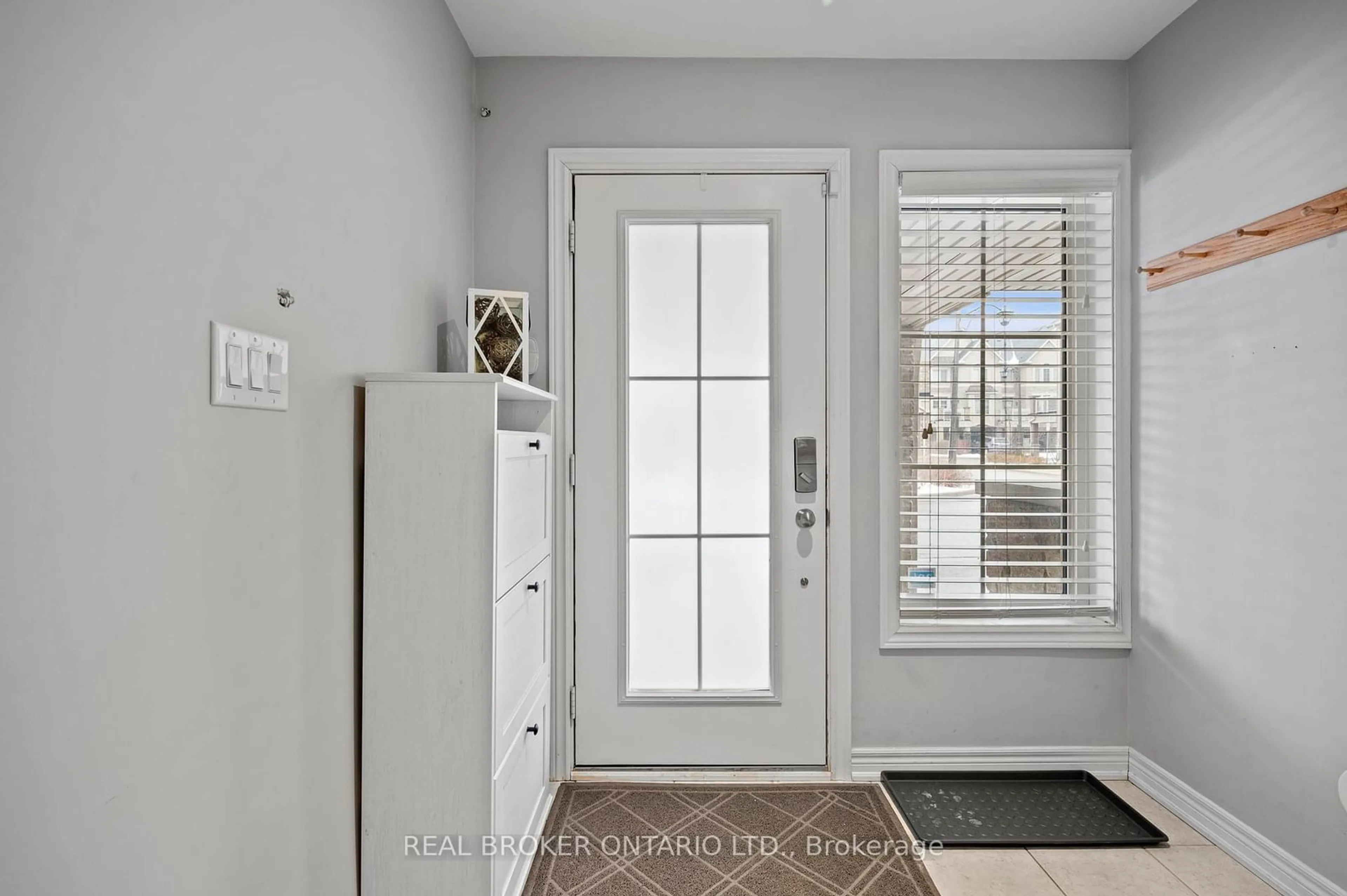 Indoor entryway for 2435 Greenwich Dr #1, Oakville Ontario L6M 0S4