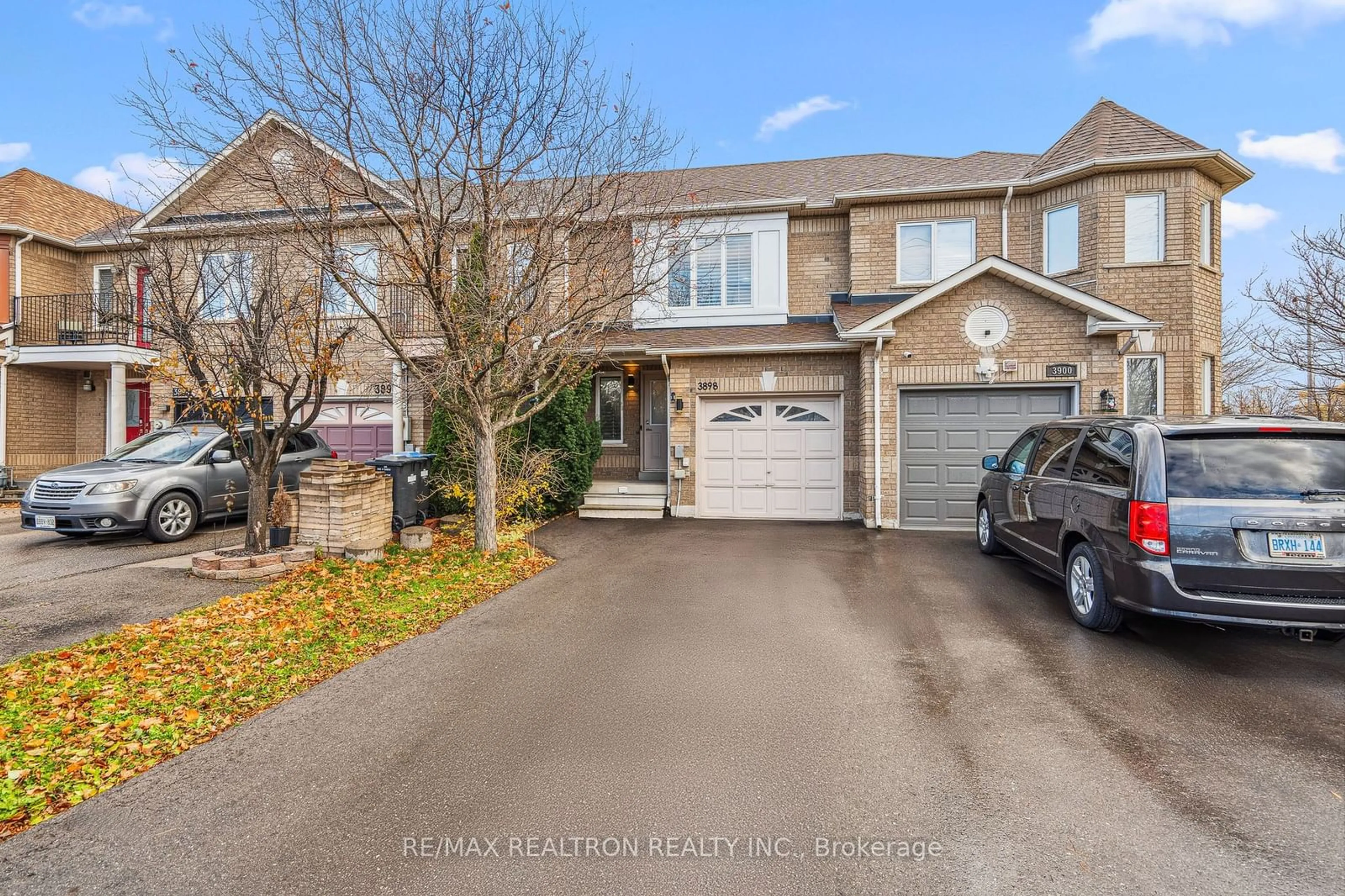 A pic from outside/outdoor area/front of a property/back of a property/a pic from drone, street for 3898 Coachman Circ, Mississauga Ontario L5M 6R3