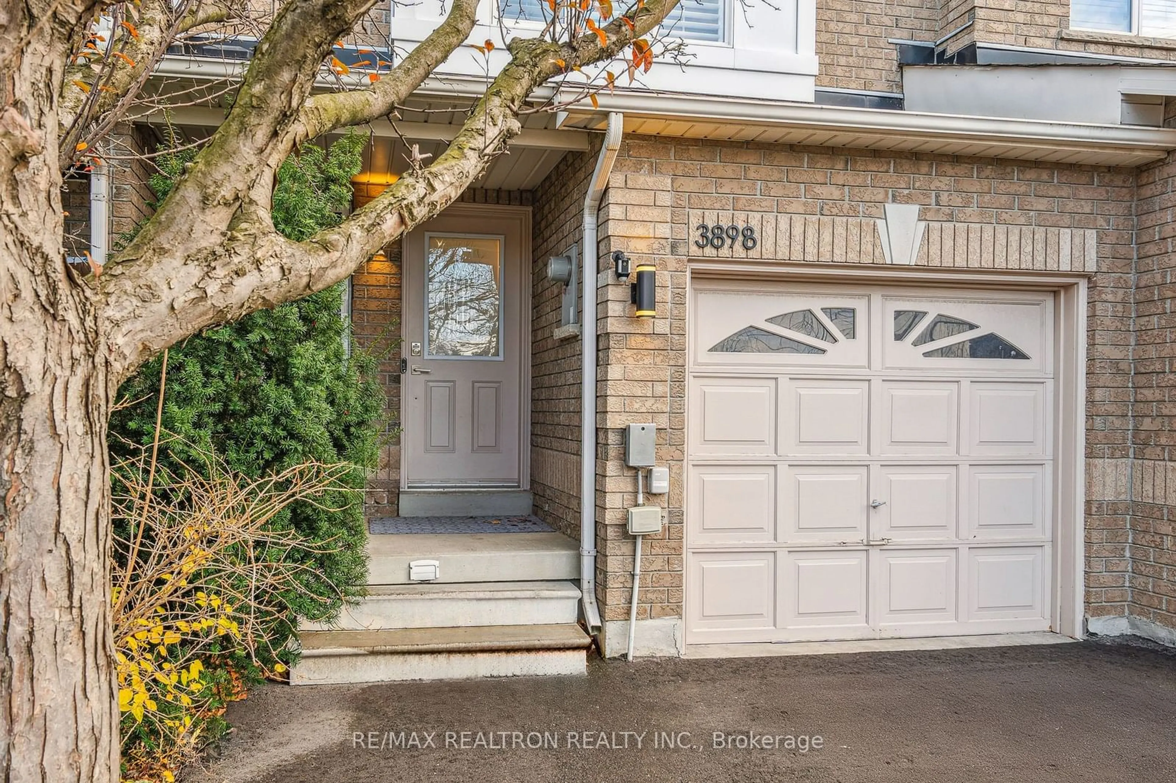 Indoor entryway for 3898 Coachman Circ, Mississauga Ontario L5M 6R3