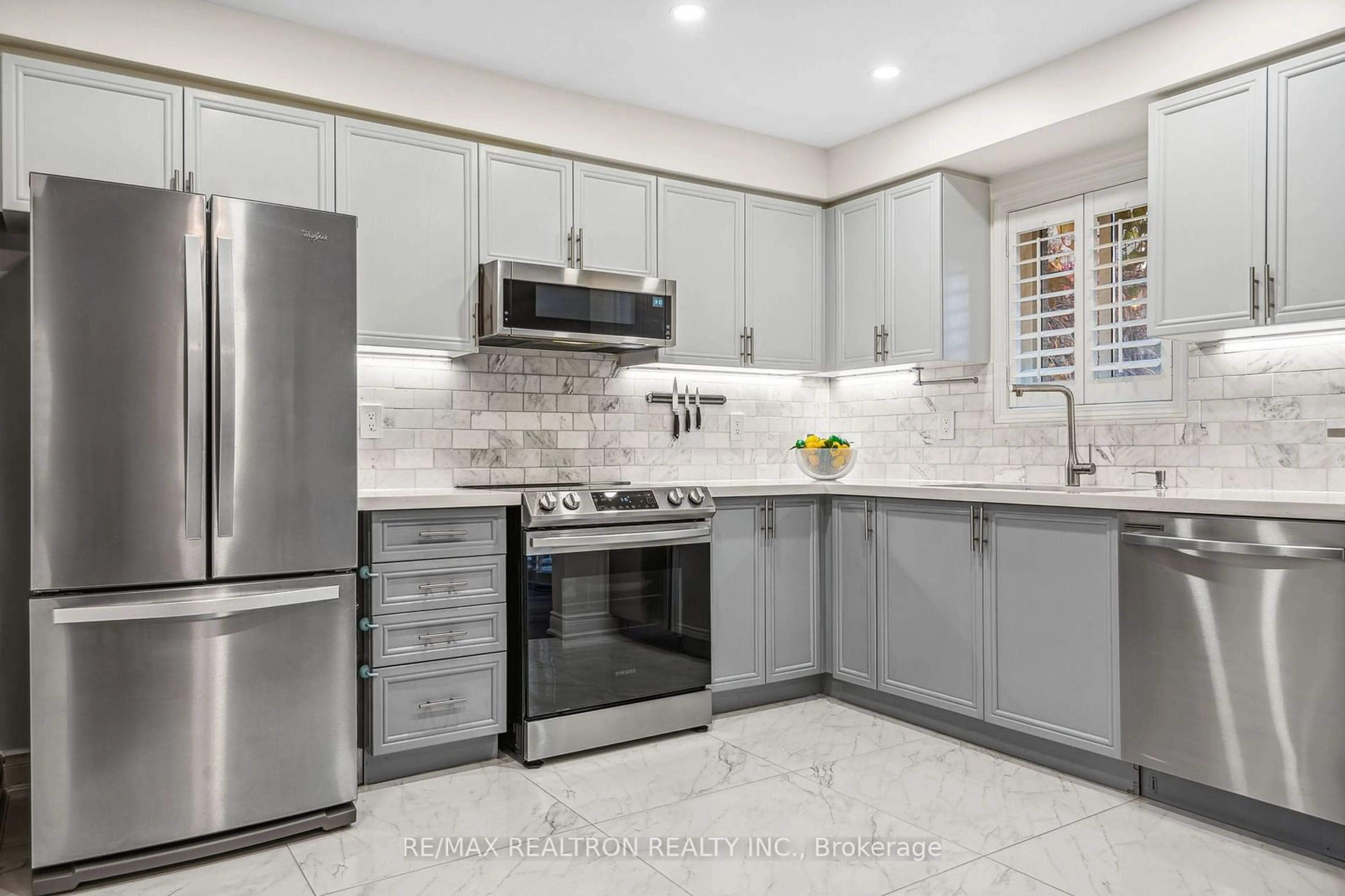 Contemporary kitchen, ceramic/tile floor for 3898 Coachman Circ, Mississauga Ontario L5M 6R3