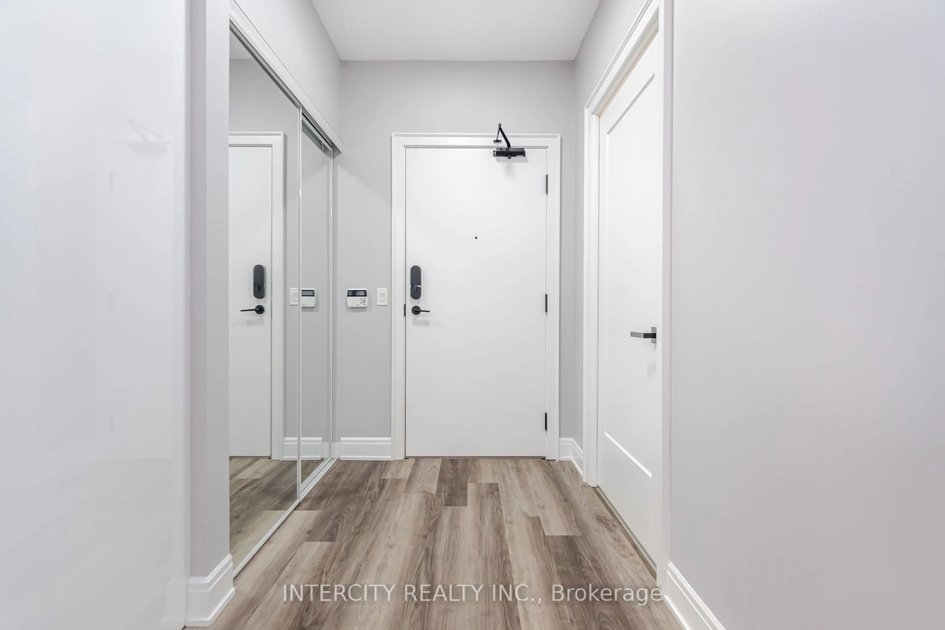 Indoor entryway for 4675 Metcalfe Ave #510, Mississauga Ontario L5M 0Z8