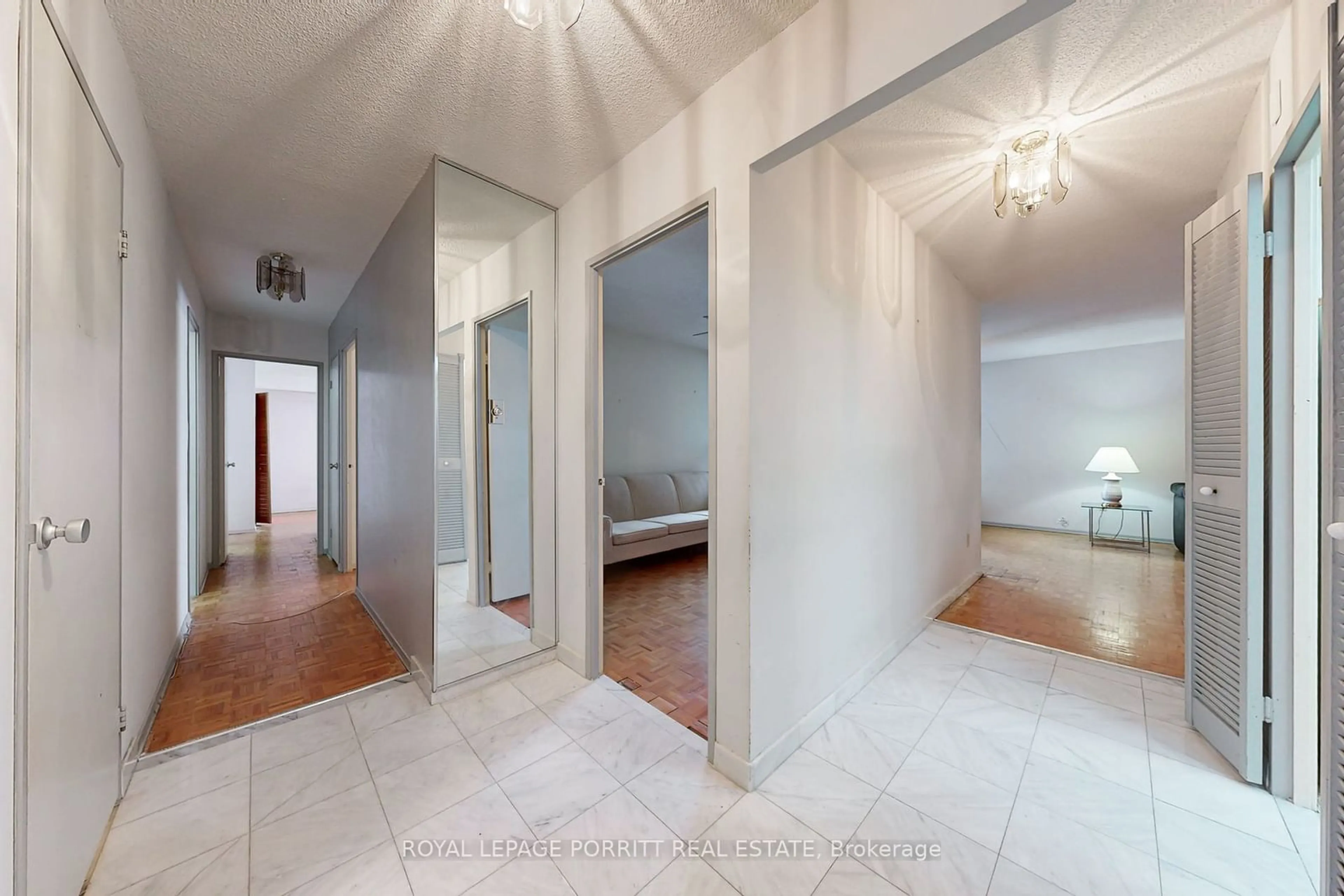 Indoor foyer for 1535 Lakeshore Rd #905, Mississauga Ontario L5E 3E2