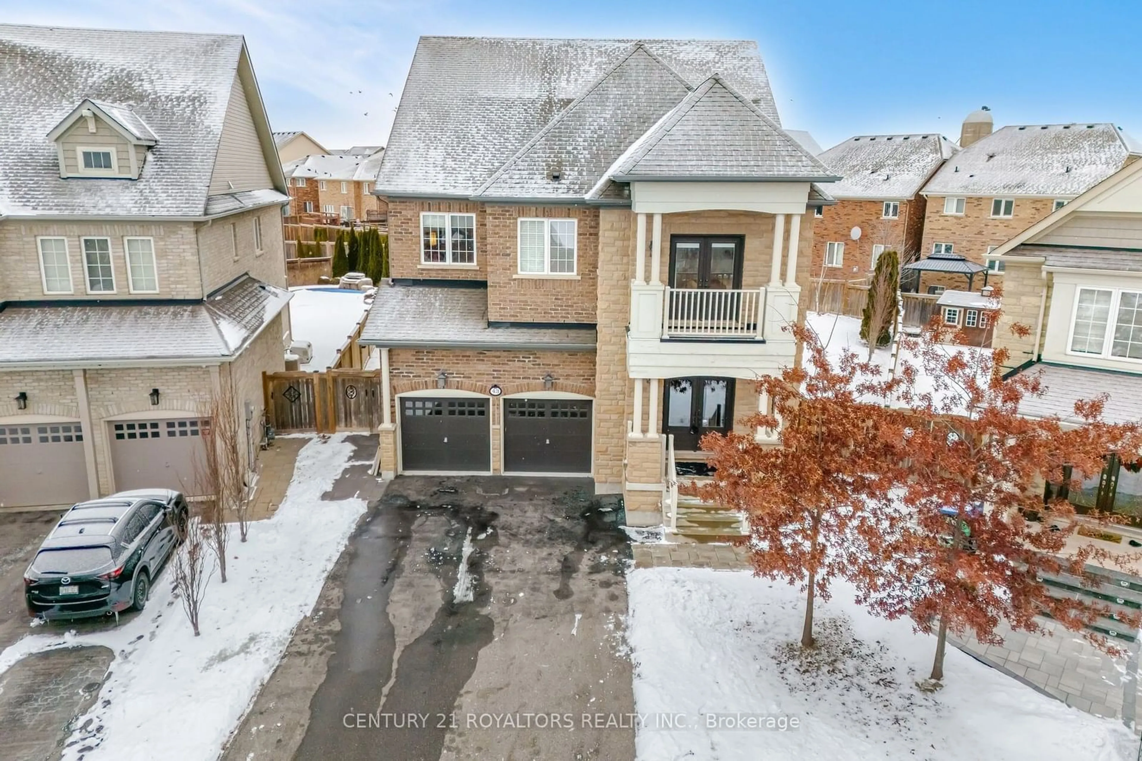 A pic from outside/outdoor area/front of a property/back of a property/a pic from drone, street for 43 Wishing Well Cres, Caledon Ontario L7C 1T9