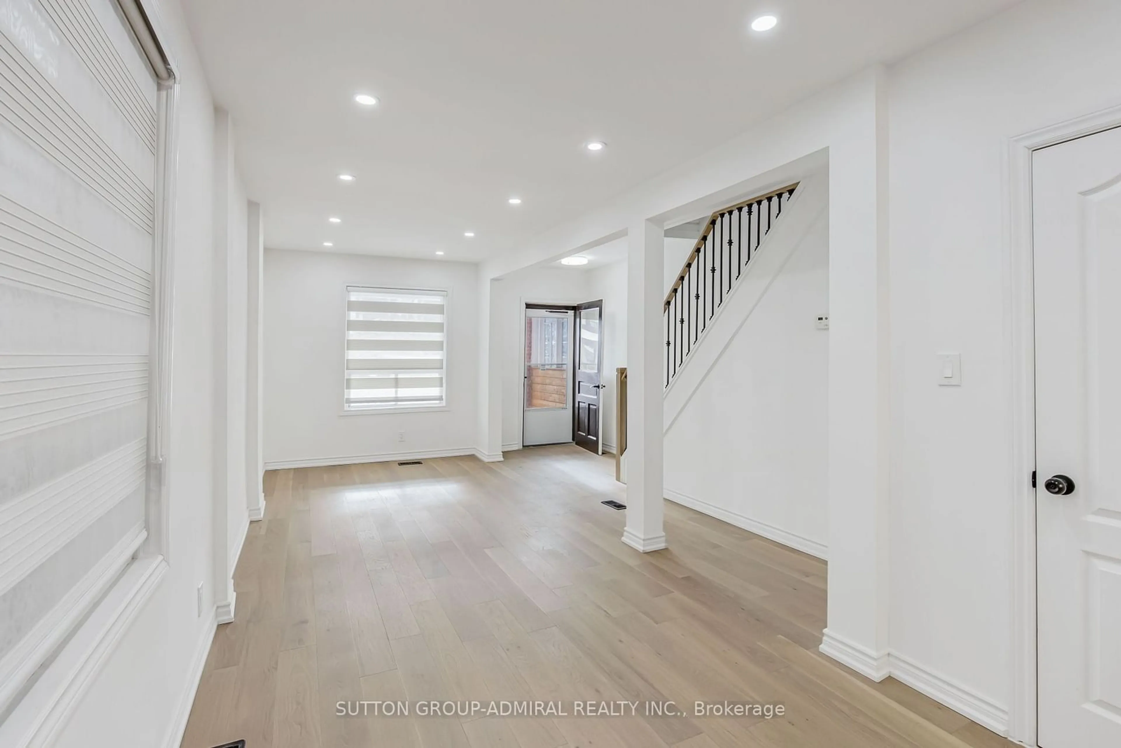 Indoor foyer for 120 Ascot Ave, Toronto Ontario M6E 1G2