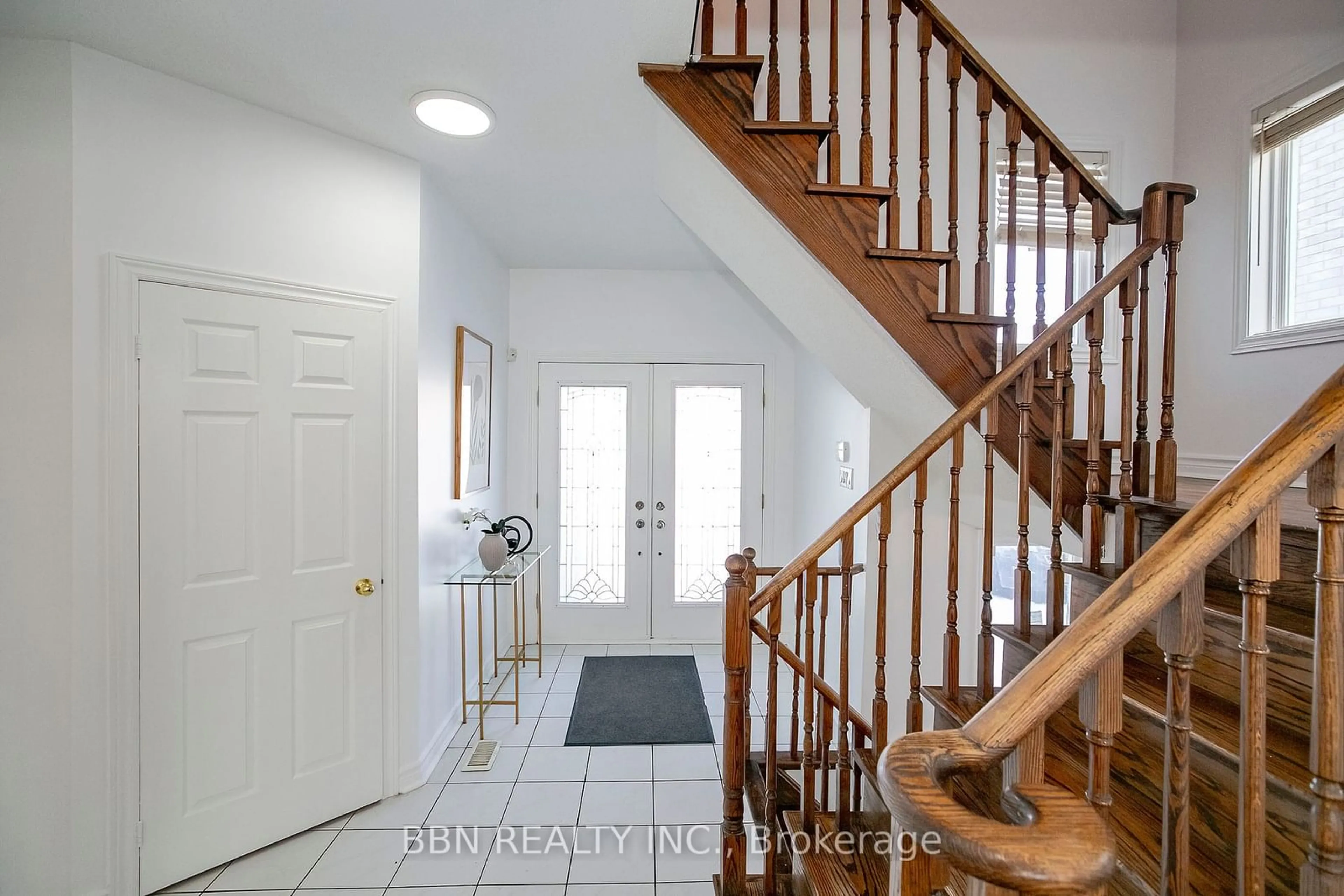 Indoor entryway for 192 Drinkwater Rd, Brampton Ontario L6Y 4Z6