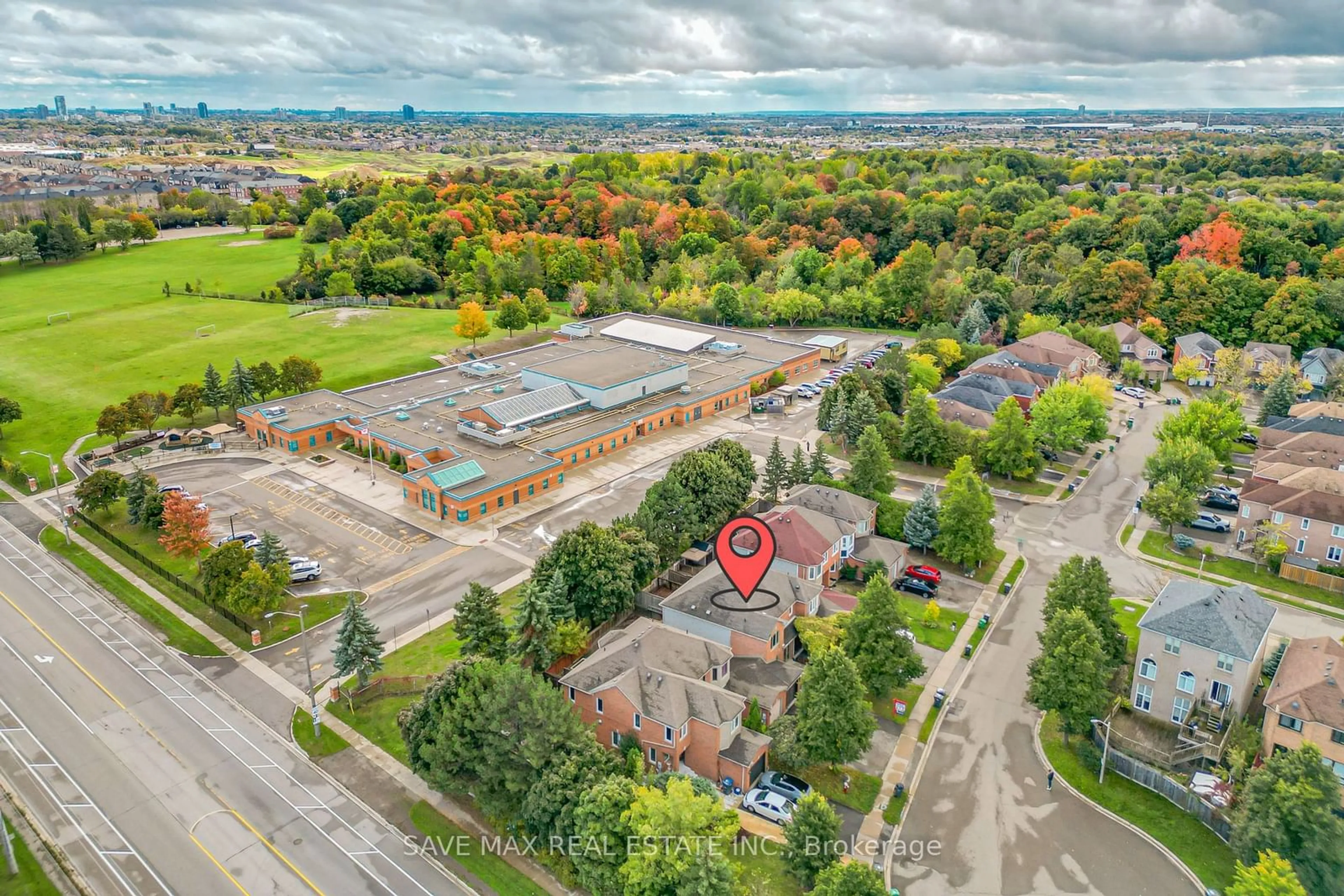 A pic from outside/outdoor area/front of a property/back of a property/a pic from drone, unknown for 10 Deer Creek Pl, Brampton Ontario L6Z 4T5