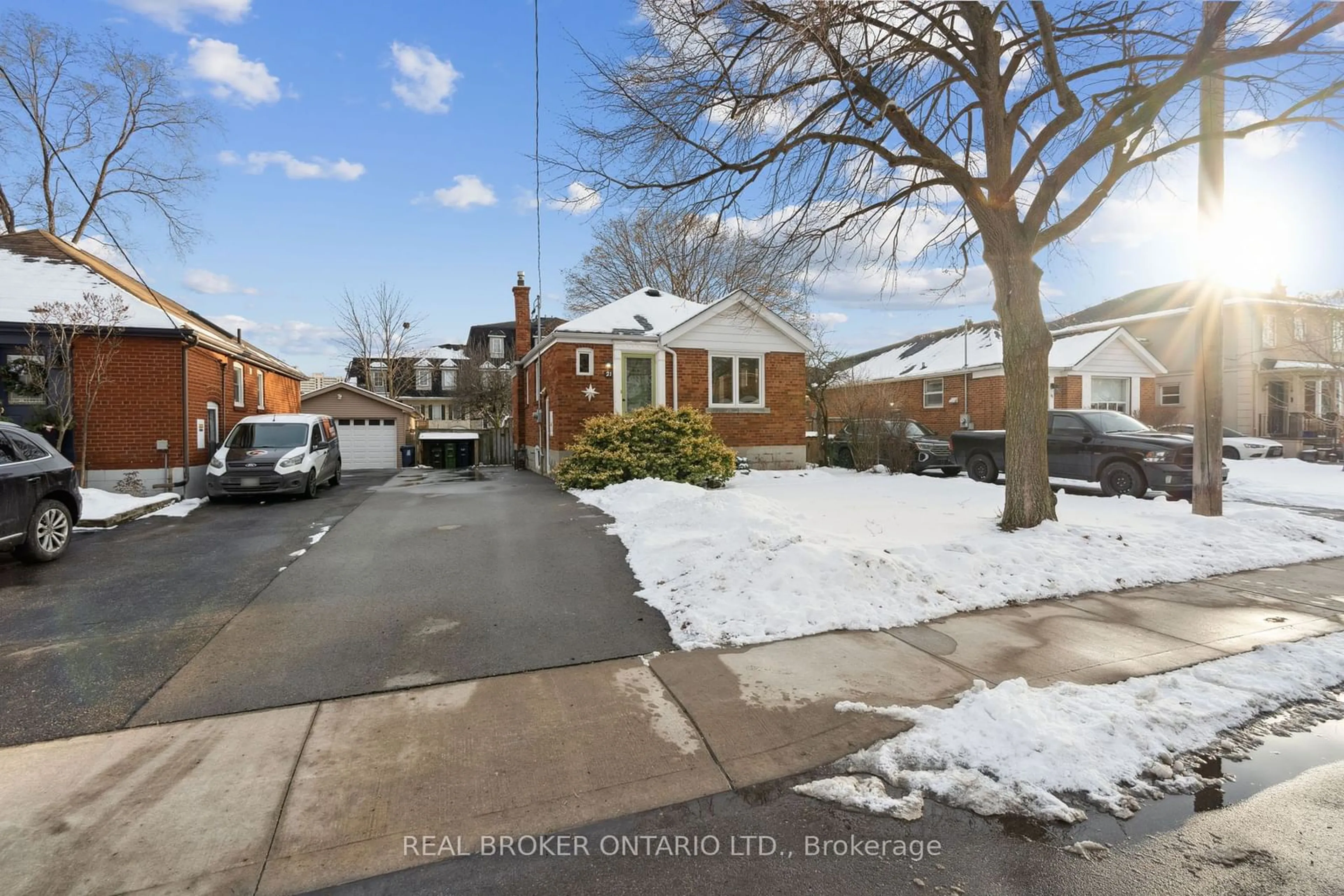 A pic from outside/outdoor area/front of a property/back of a property/a pic from drone, street for 21 Edmund Ave, Toronto Ontario M9N 1A2