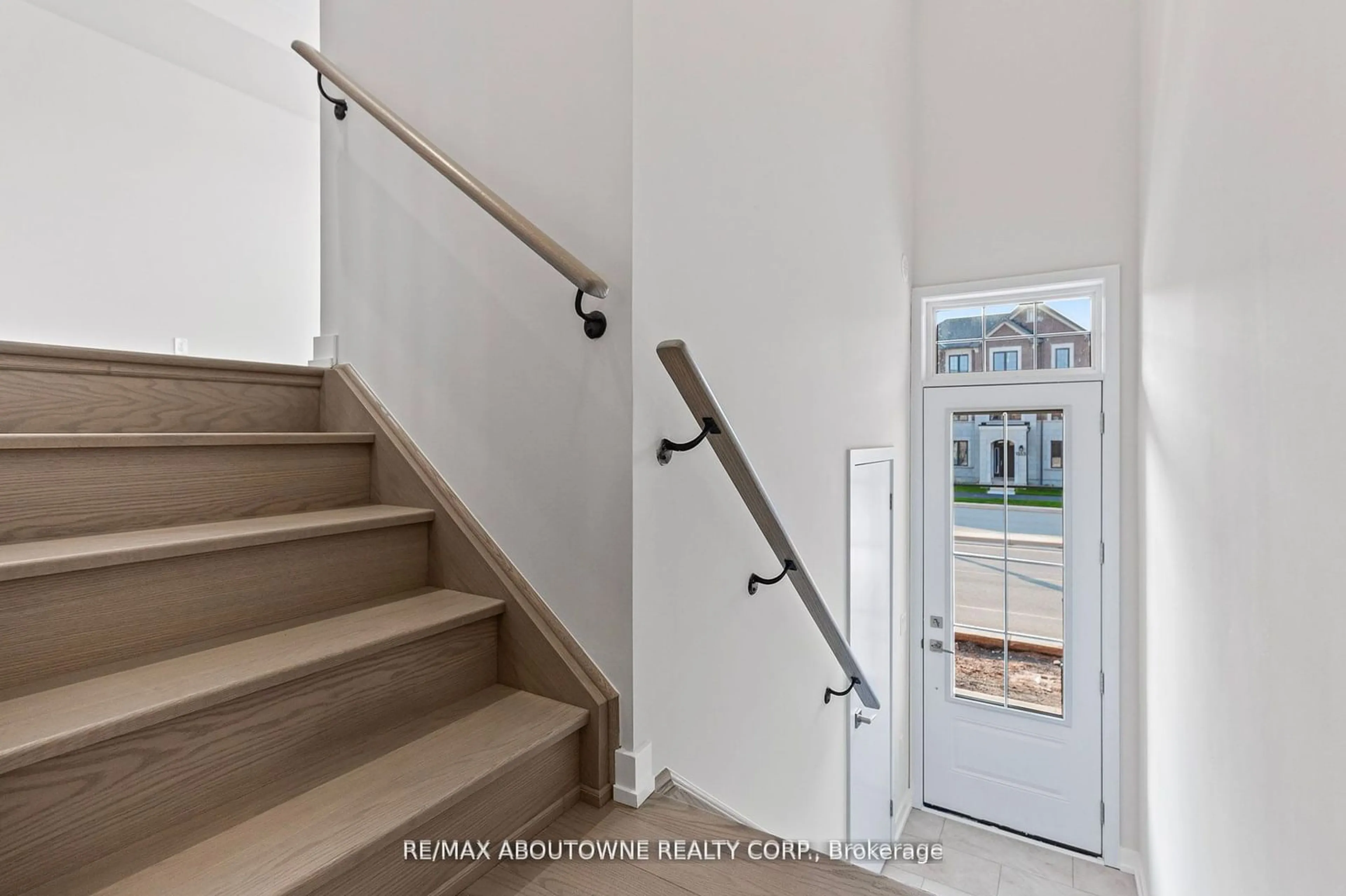 Indoor entryway for 1354 William Halton Pkwy, Oakville Ontario L6M 5R2