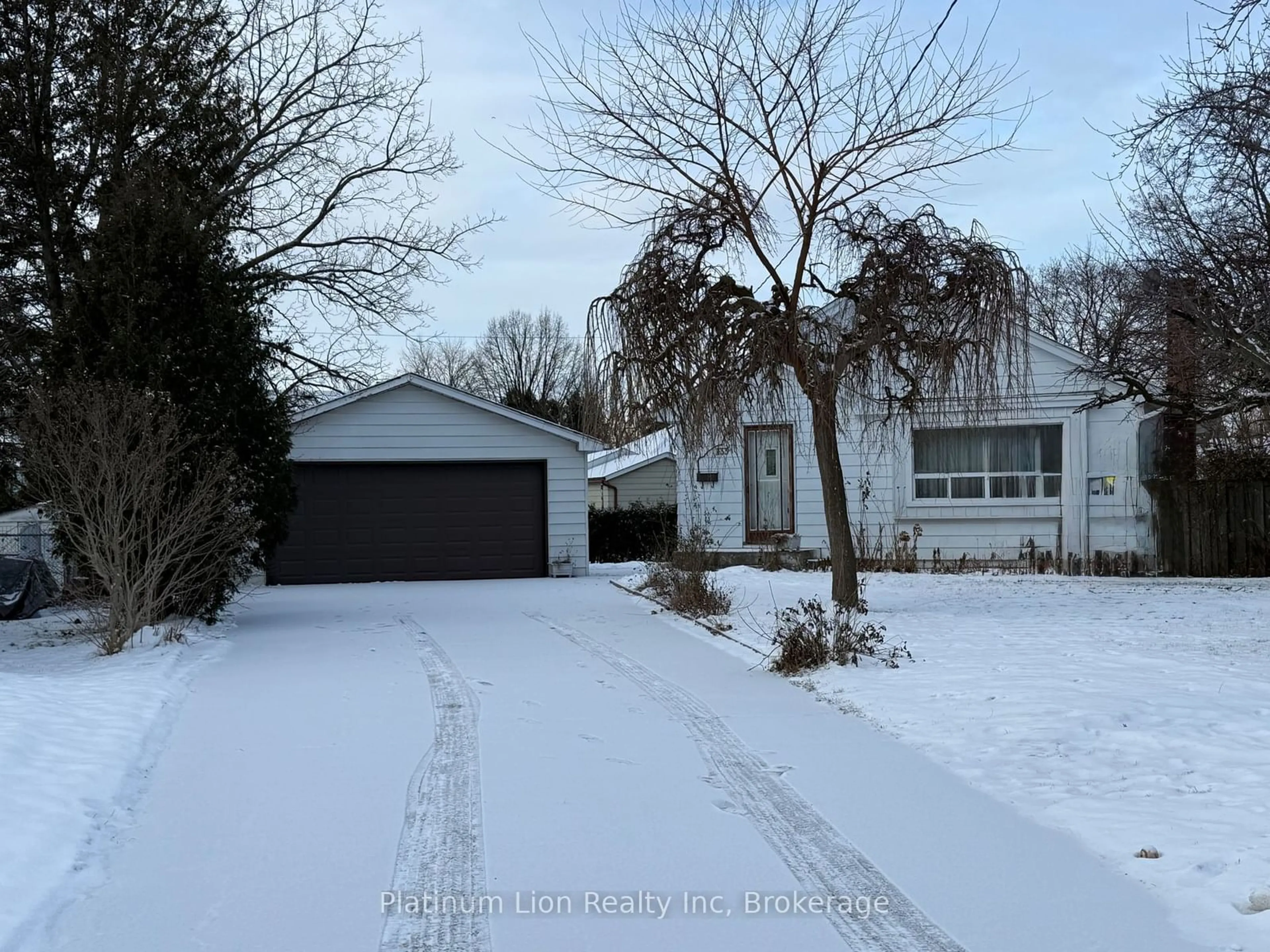 A pic from outside/outdoor area/front of a property/back of a property/a pic from drone, street for 133 Inglewood Dr, Oakville Ontario L6K 1W8