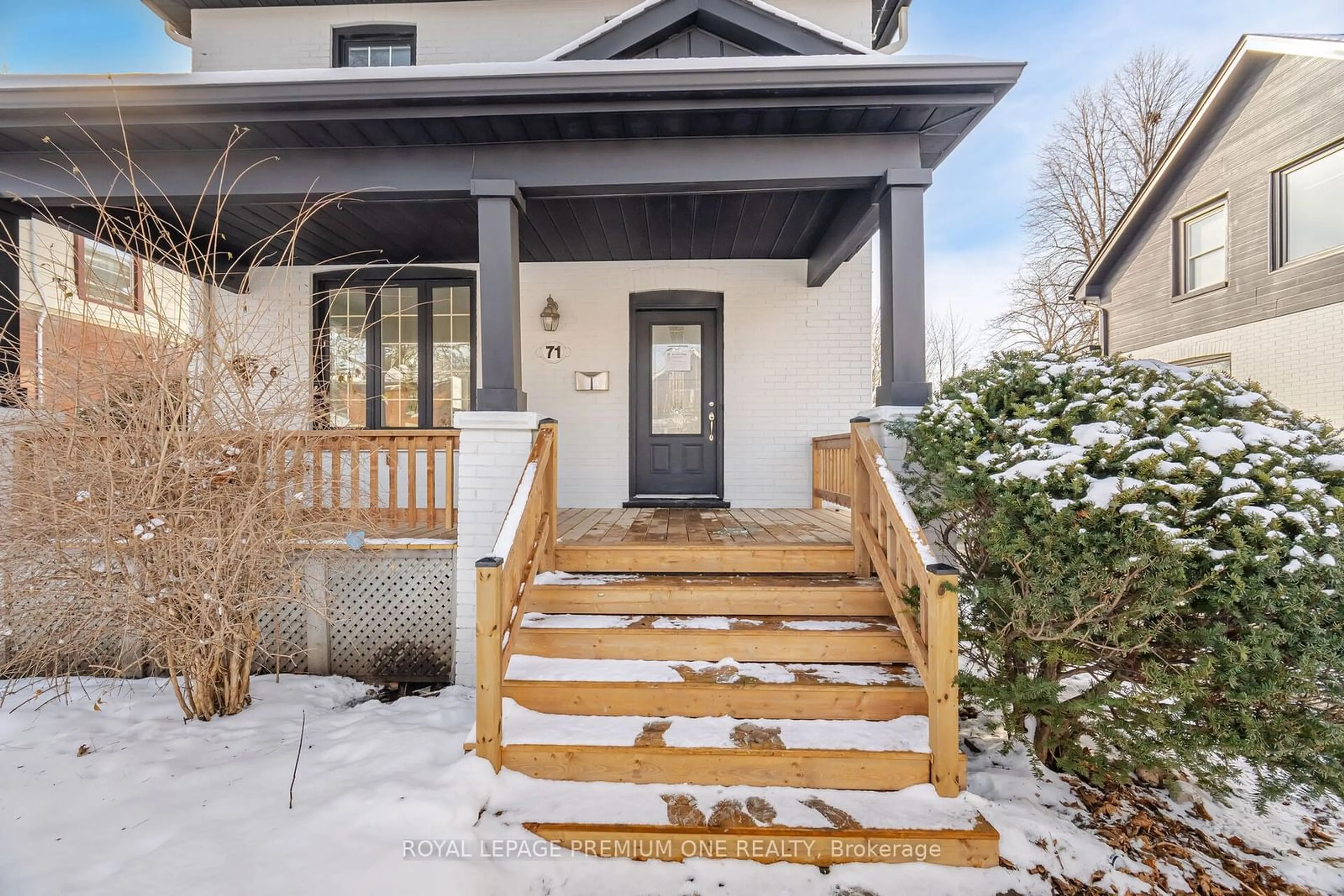 Indoor entryway for 71 Mill St, Brampton Ontario L6Y 1S9