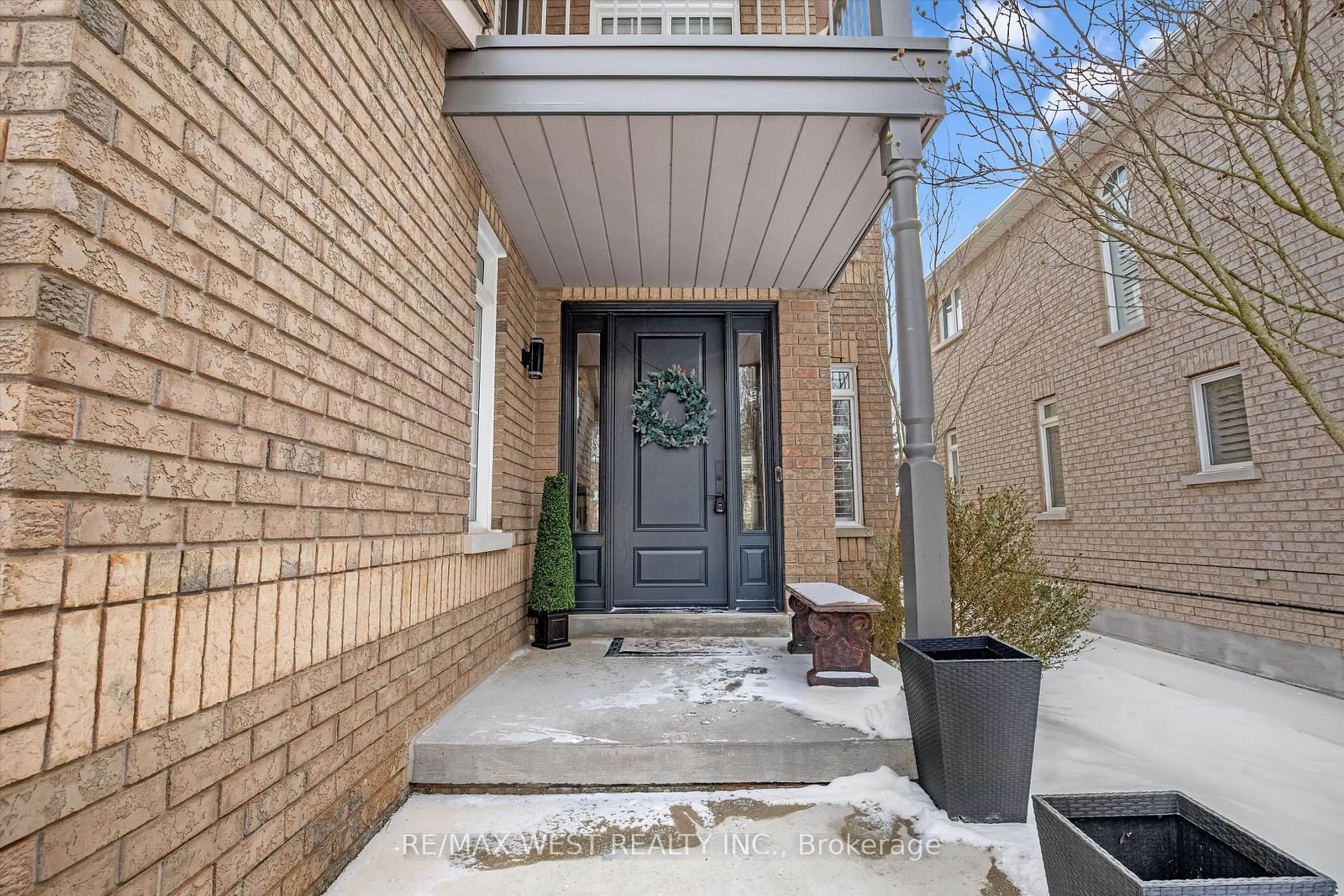 Indoor entryway for 6 Robina Ave, Halton Hills Ontario L7G 5X8