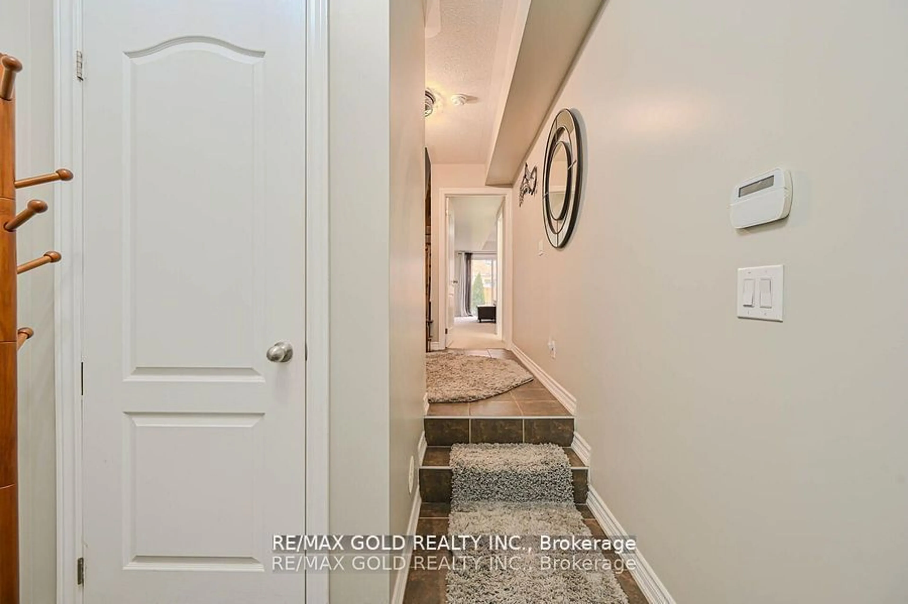 Indoor entryway for 31 Bergamont Rd, Brampton Ontario L6Y 0R1