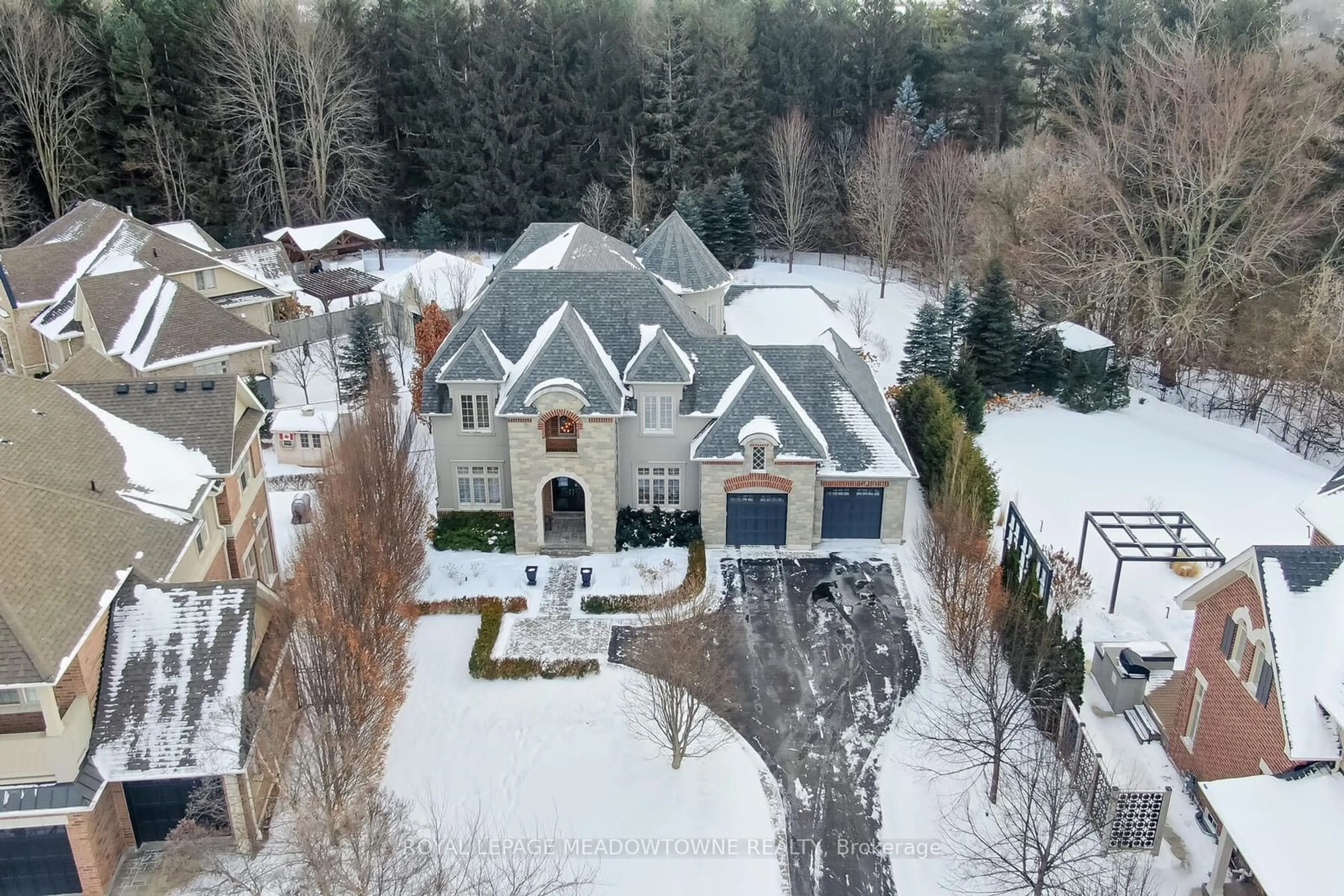 A pic from outside/outdoor area/front of a property/back of a property/a pic from drone, unknown for 47 Barraclough Blvd, Halton Hills Ontario L7G 0E7