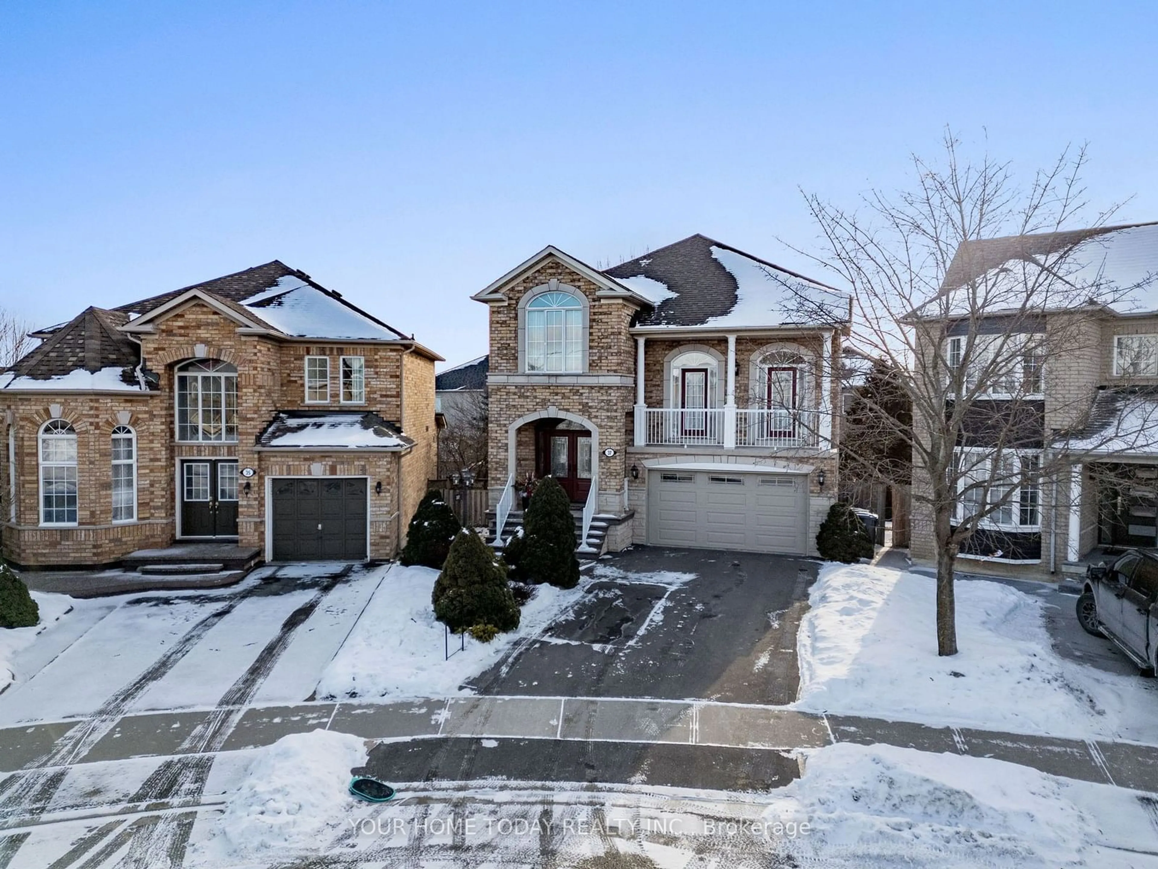 A pic from outside/outdoor area/front of a property/back of a property/a pic from drone, street for 37 Lormel Gate, Brampton Ontario L7A 2K5