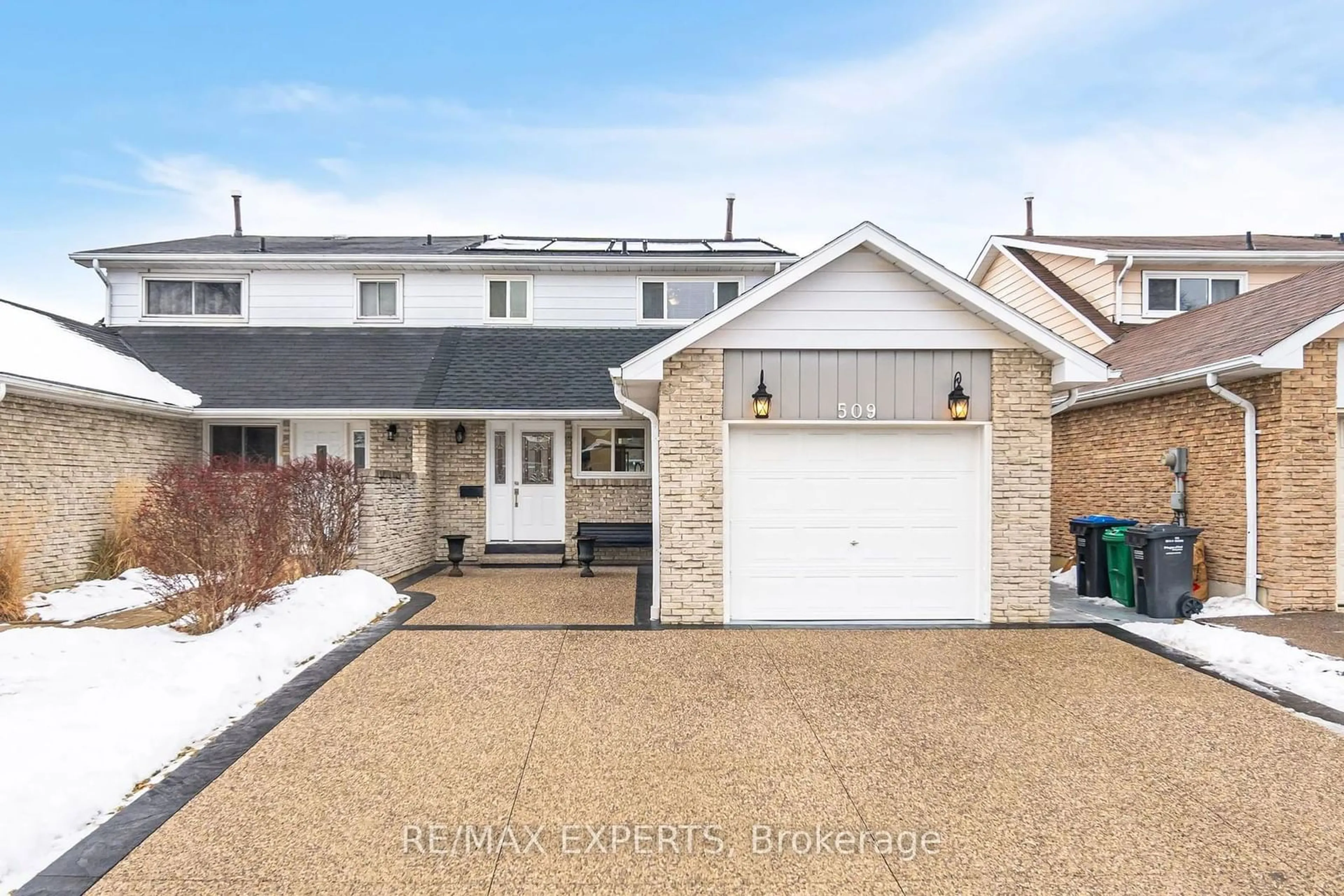 A pic from outside/outdoor area/front of a property/back of a property/a pic from drone, street for 509 Cavell Dr, Mississauga Ontario L5B 2P2