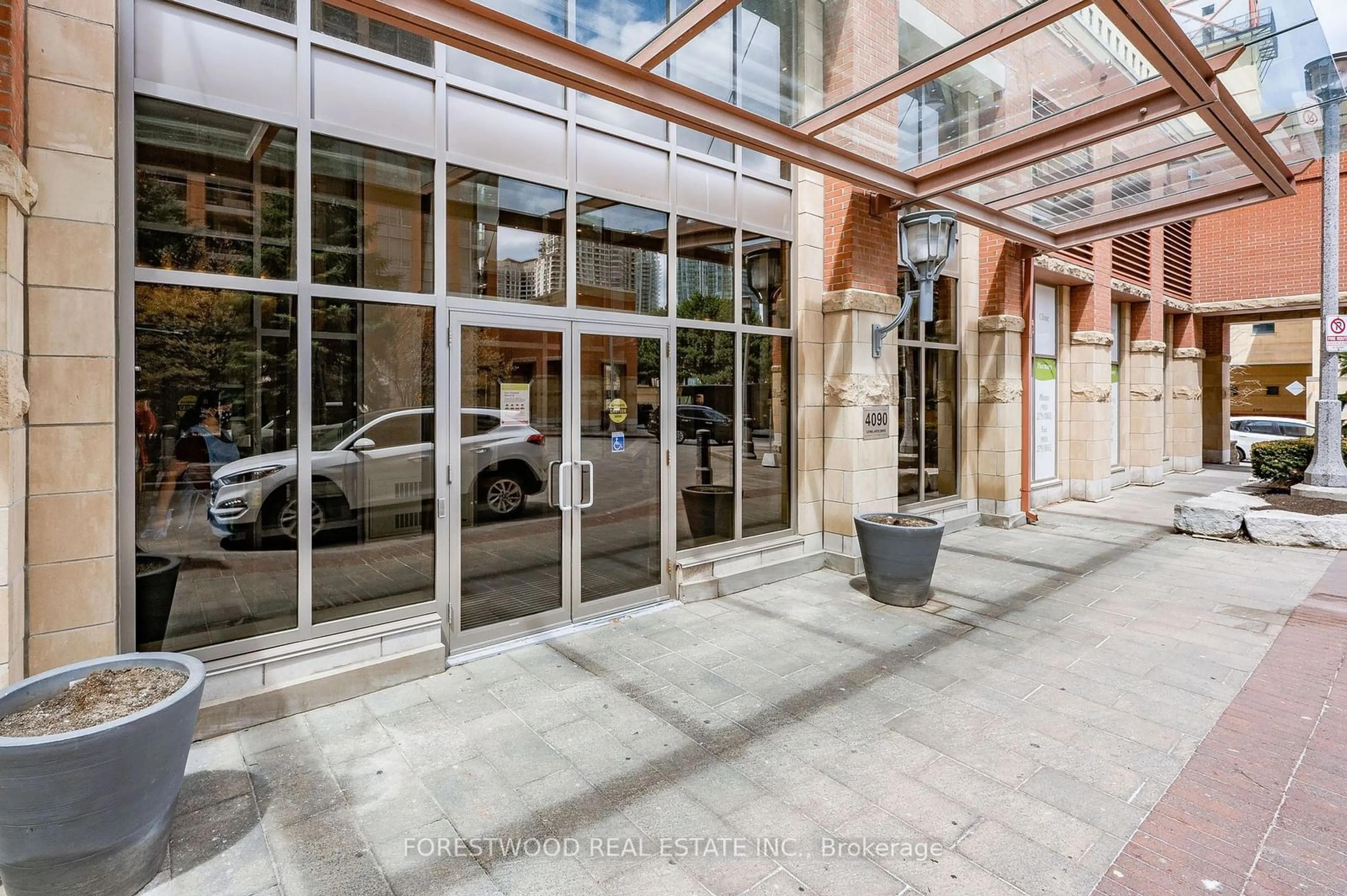 Indoor foyer for 4090 Living Arts Dr #507, Mississauga Ontario L5B 4M8