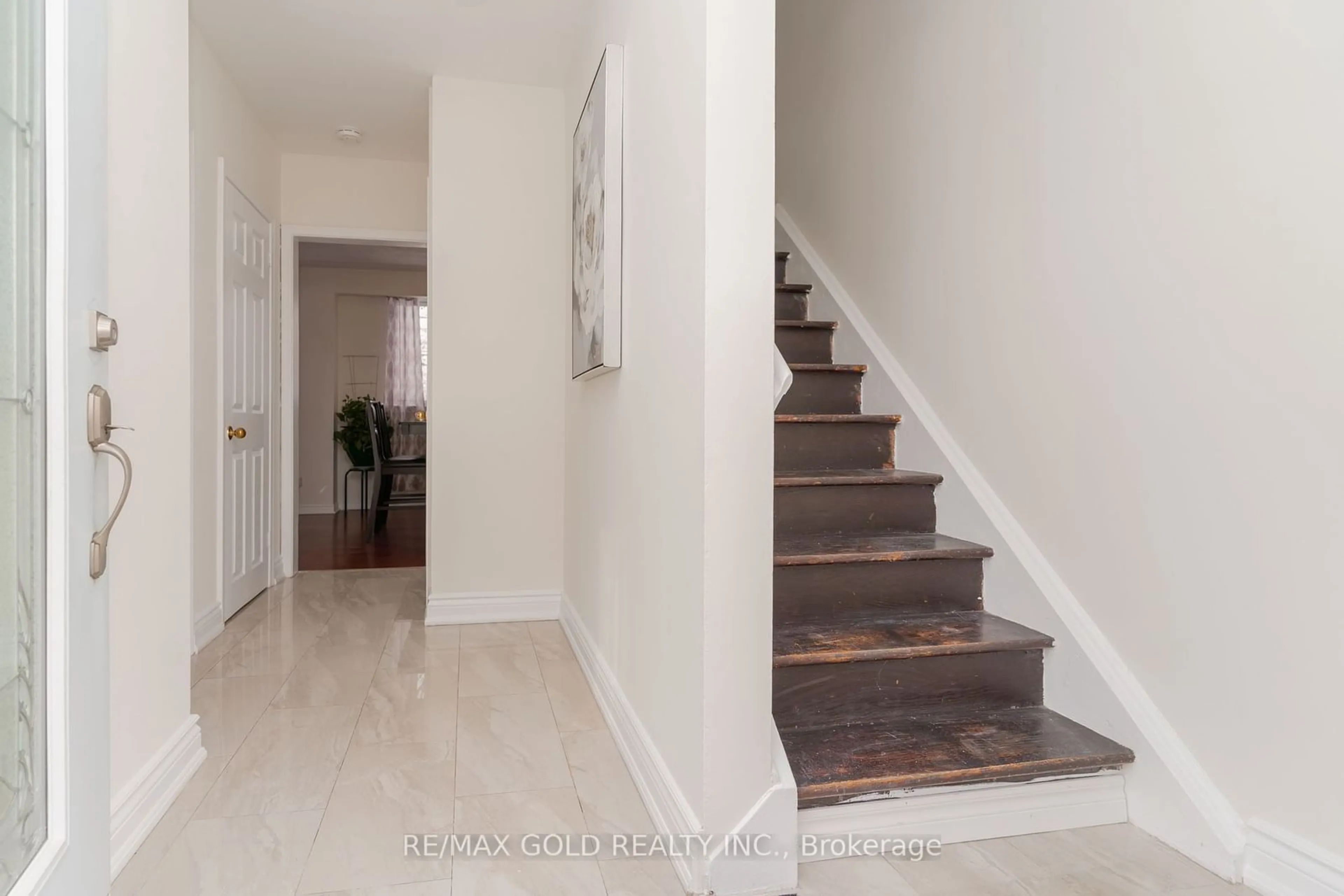 Indoor entryway for 11 Autumn Blvd, Brampton Ontario L6T 2V3