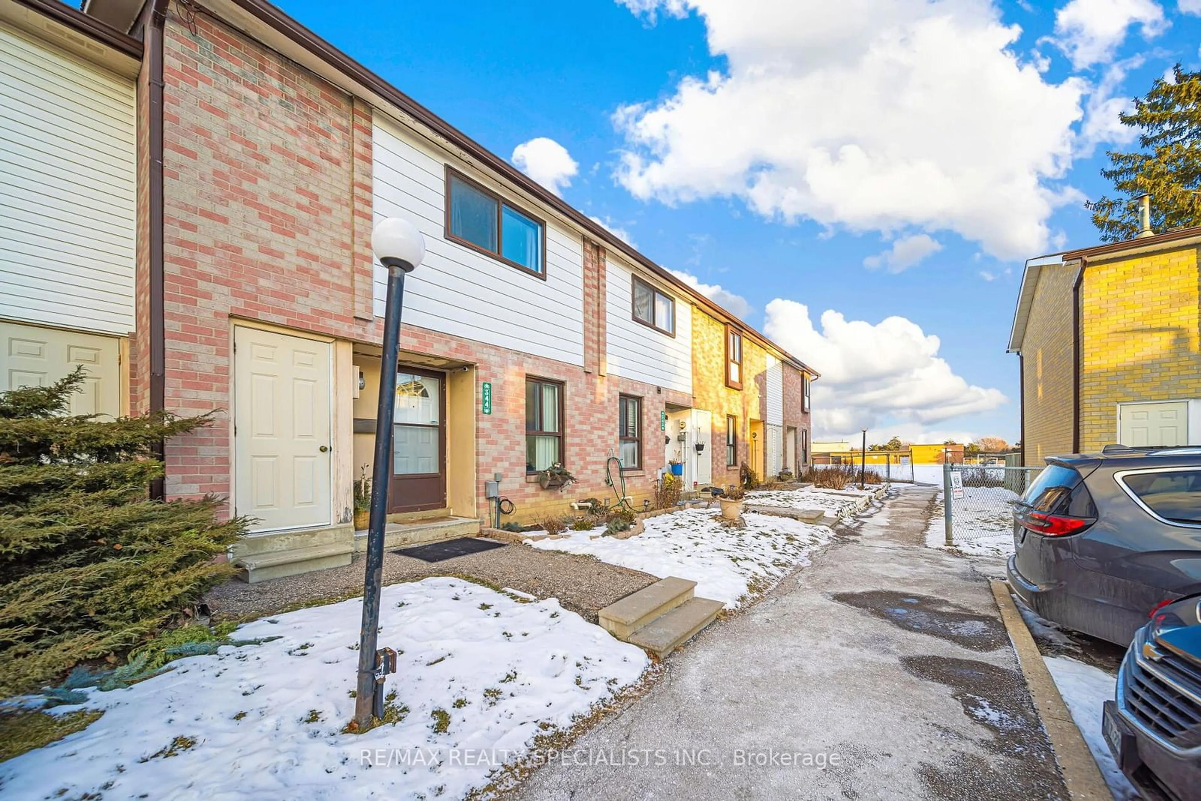 A pic from outside/outdoor area/front of a property/back of a property/a pic from drone, street for 344 Fleetwood Cres, Brampton Ontario L6T 2E7