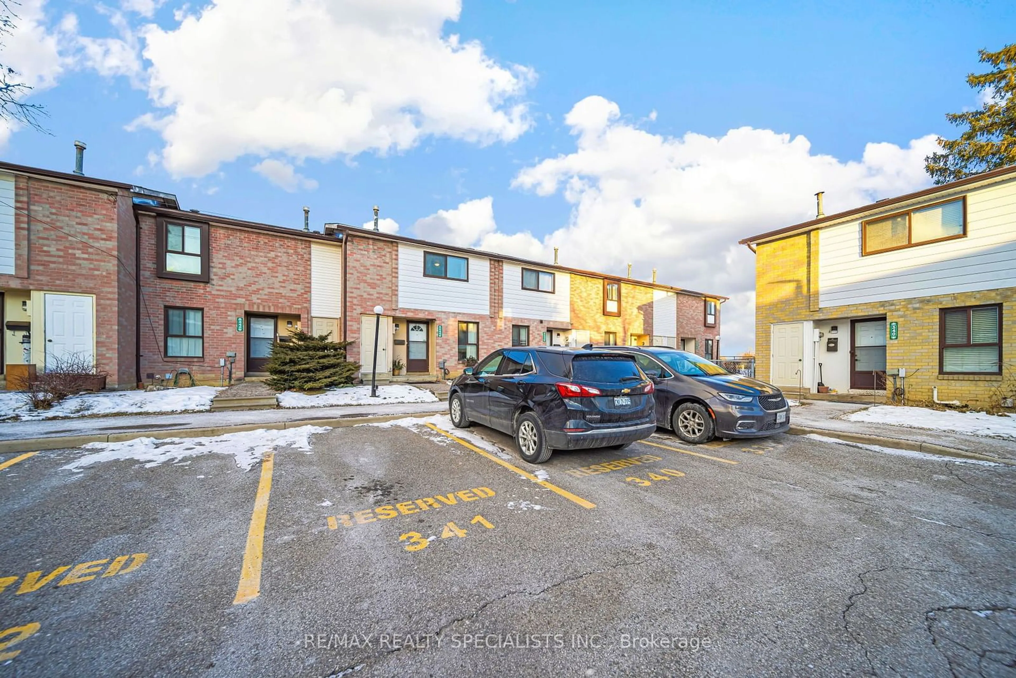 A pic from outside/outdoor area/front of a property/back of a property/a pic from drone, street for 344 Fleetwood Cres, Brampton Ontario L6T 2E7