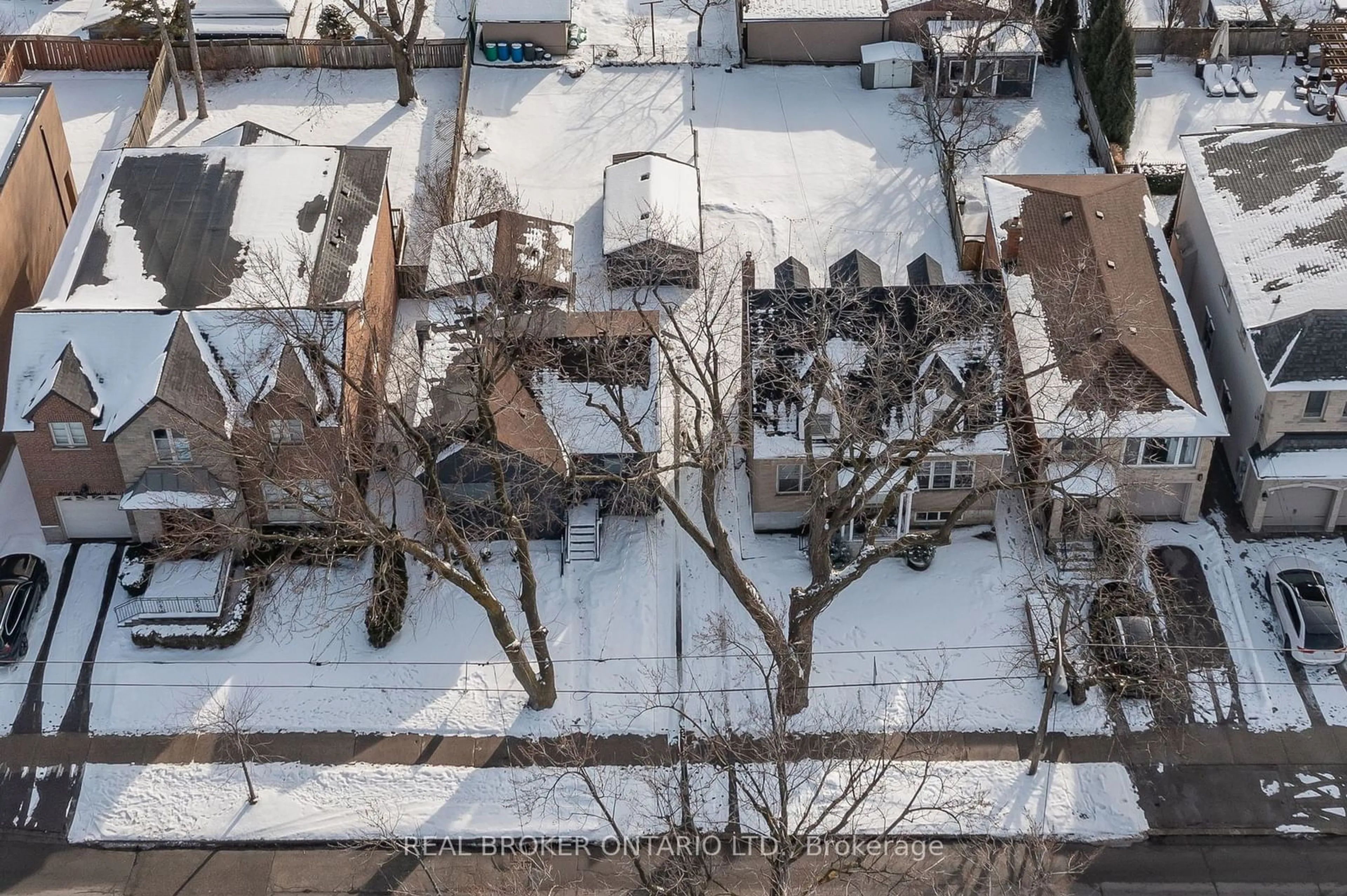 A pic from outside/outdoor area/front of a property/back of a property/a pic from drone, unknown for 905 & 907 Glencairn Ave, Toronto Ontario M6B 2A6