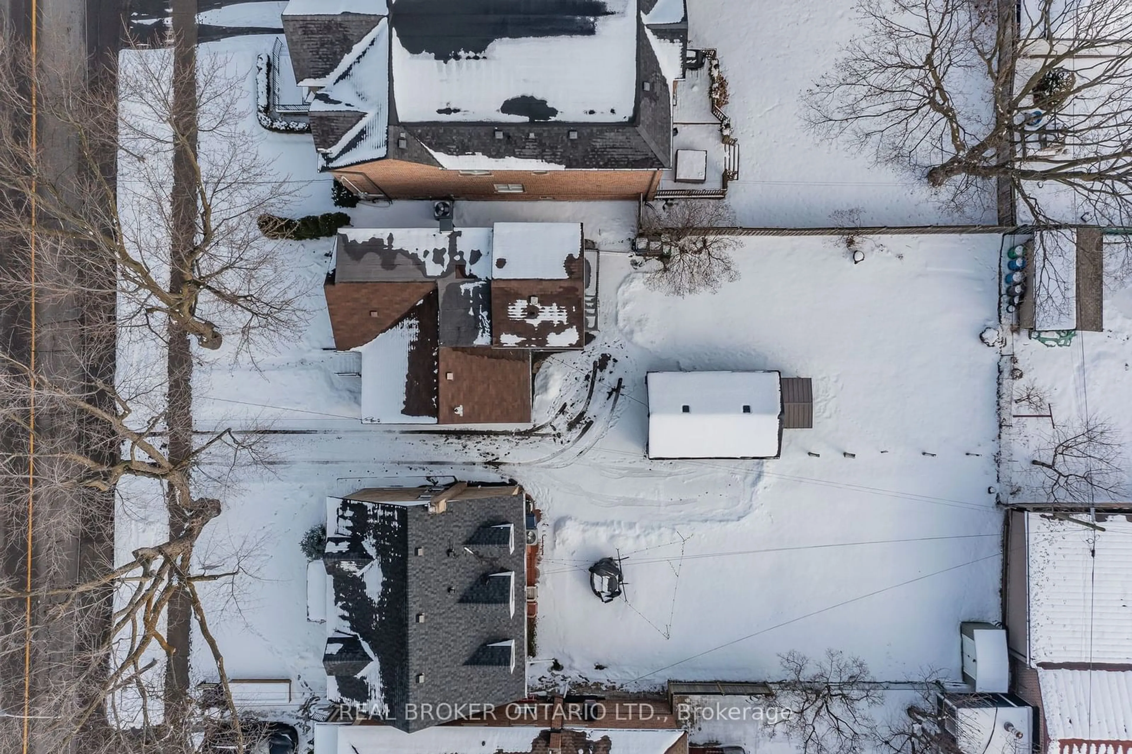 A pic from outside/outdoor area/front of a property/back of a property/a pic from drone, street for 905 & 907 Glencairn Ave, Toronto Ontario M6B 2A6