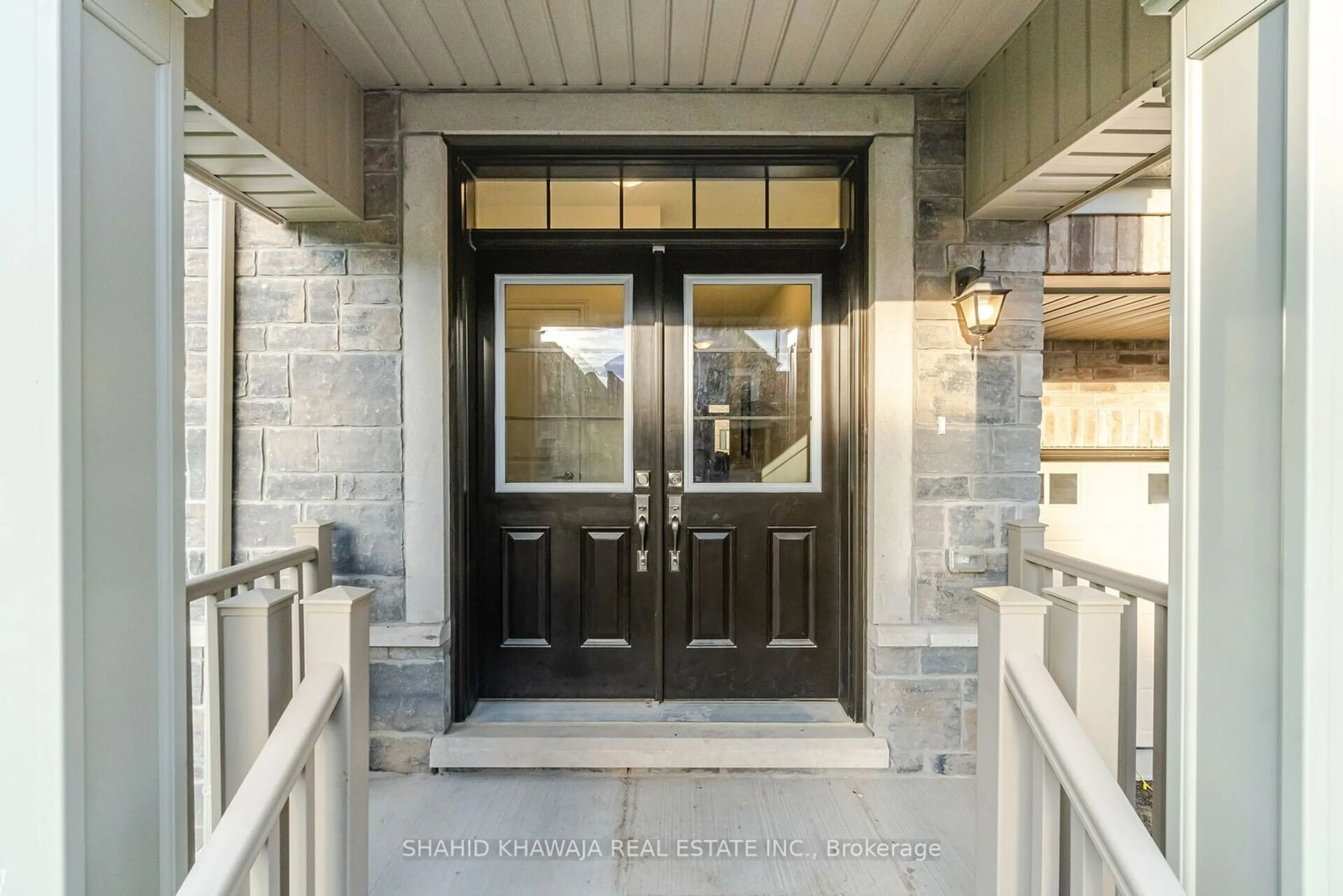 Indoor entryway for 1477 Strawberry Landing, Milton Ontario L9E 1Y8