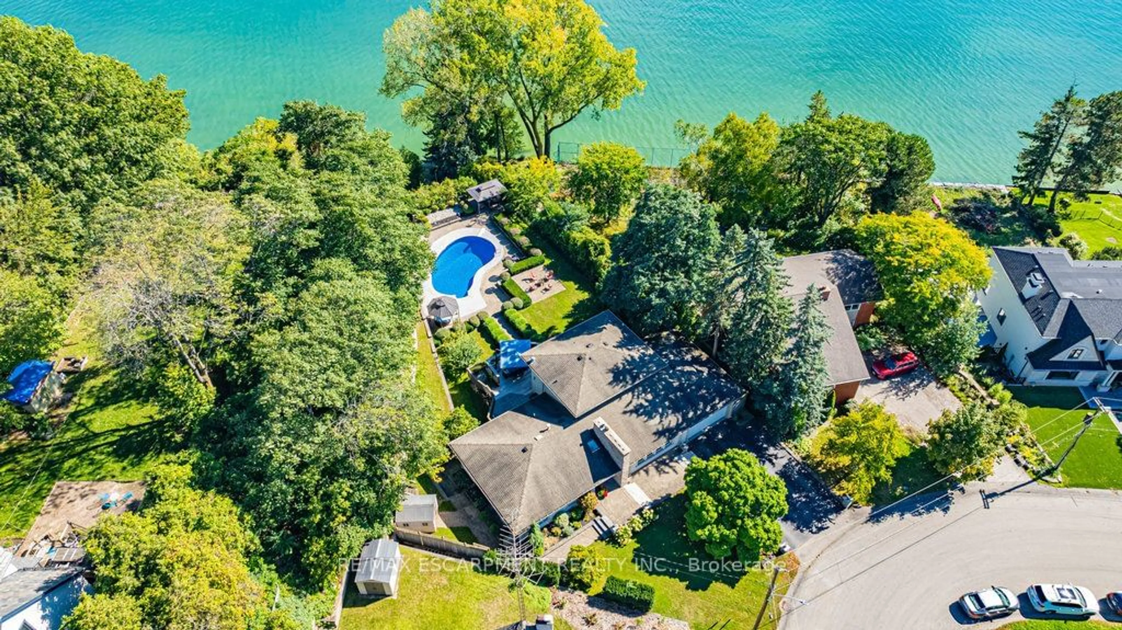 A pic from outside/outdoor area/front of a property/back of a property/a pic from drone, water/lake/river/ocean view for 822 Danforth Pl, Burlington Ontario L7T 1S2