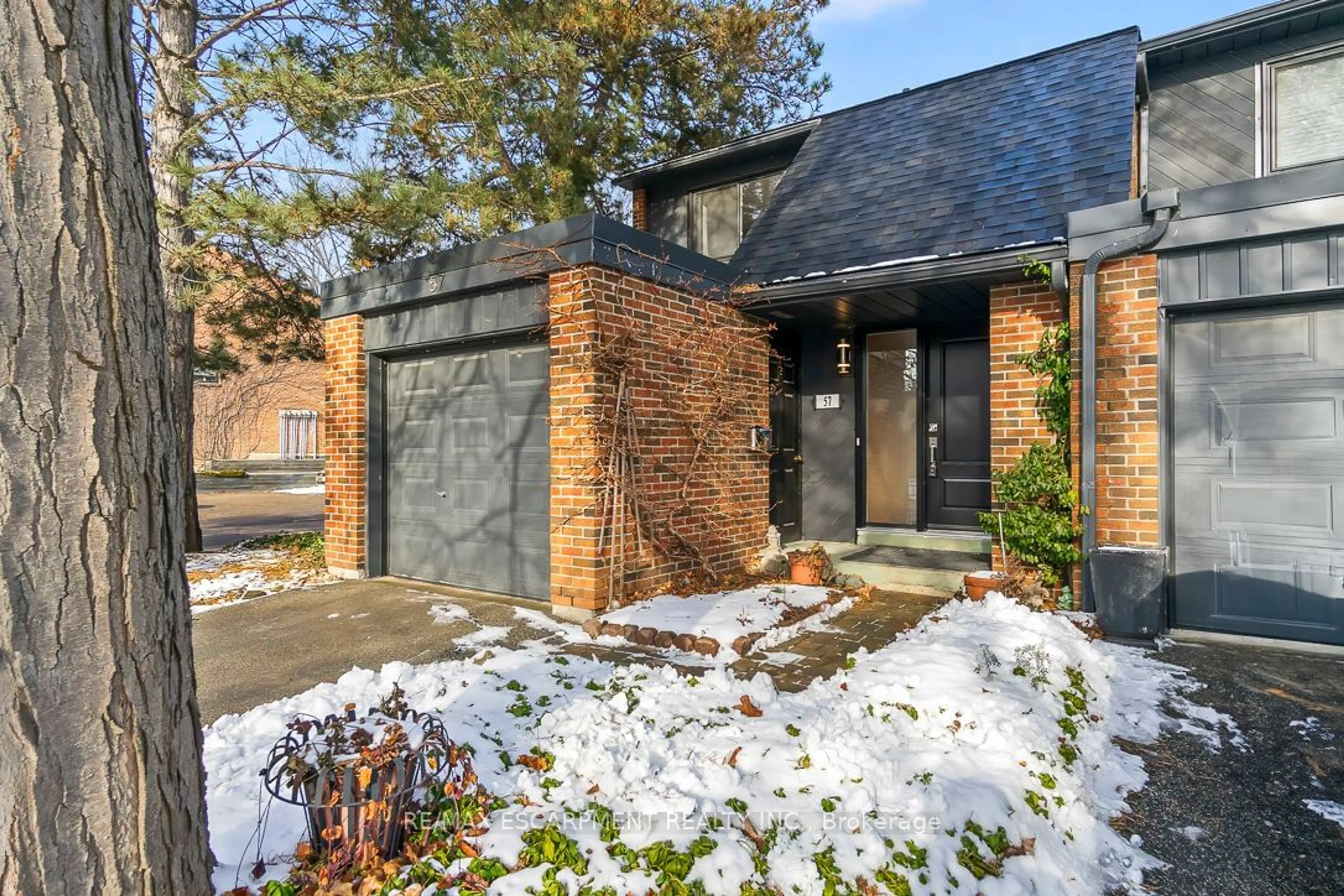 Home with brick exterior material, street for 20 Mineola Rd #57, Mississauga Ontario L5G 4N9