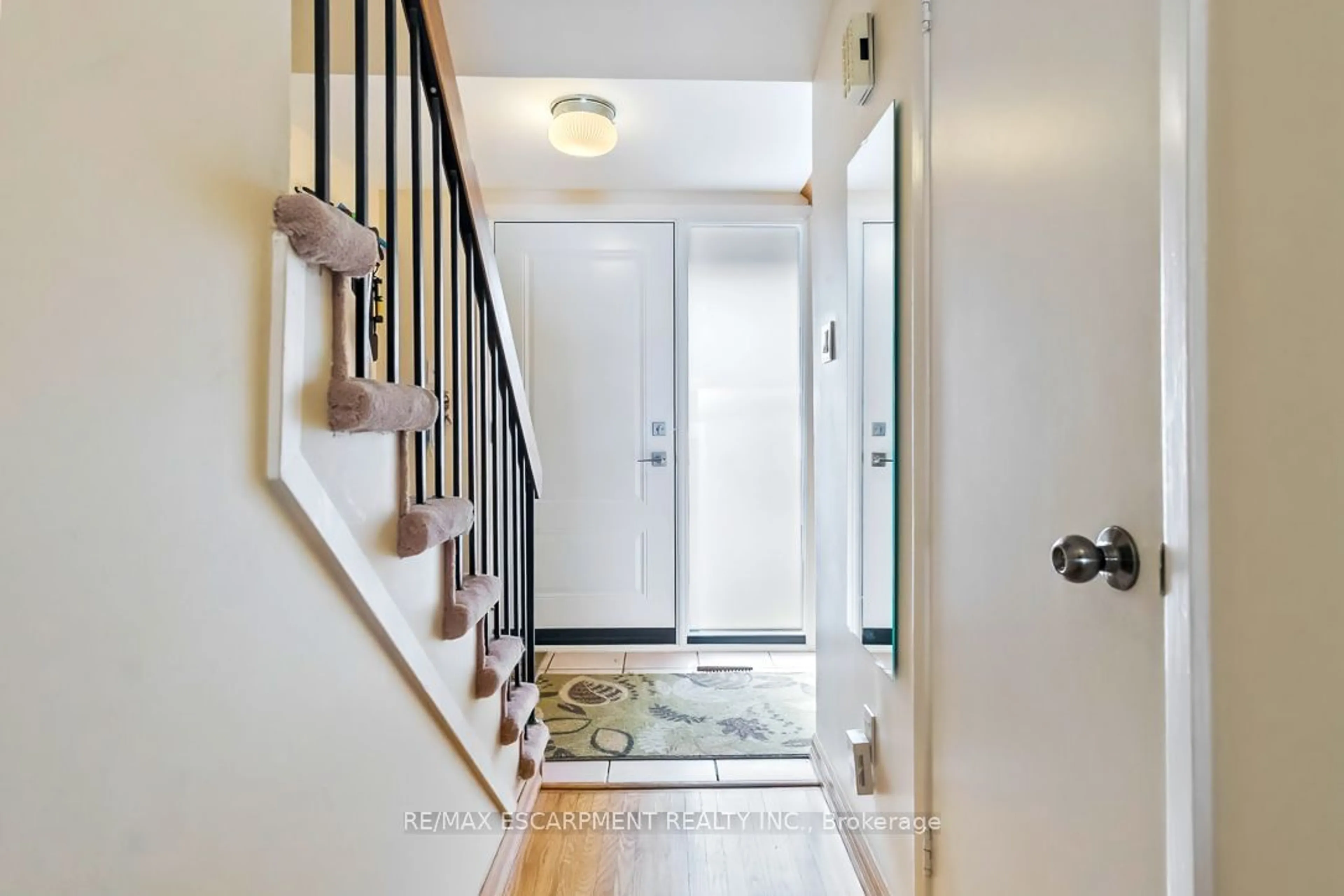 Indoor entryway for 20 Mineola Rd #57, Mississauga Ontario L5G 4N9