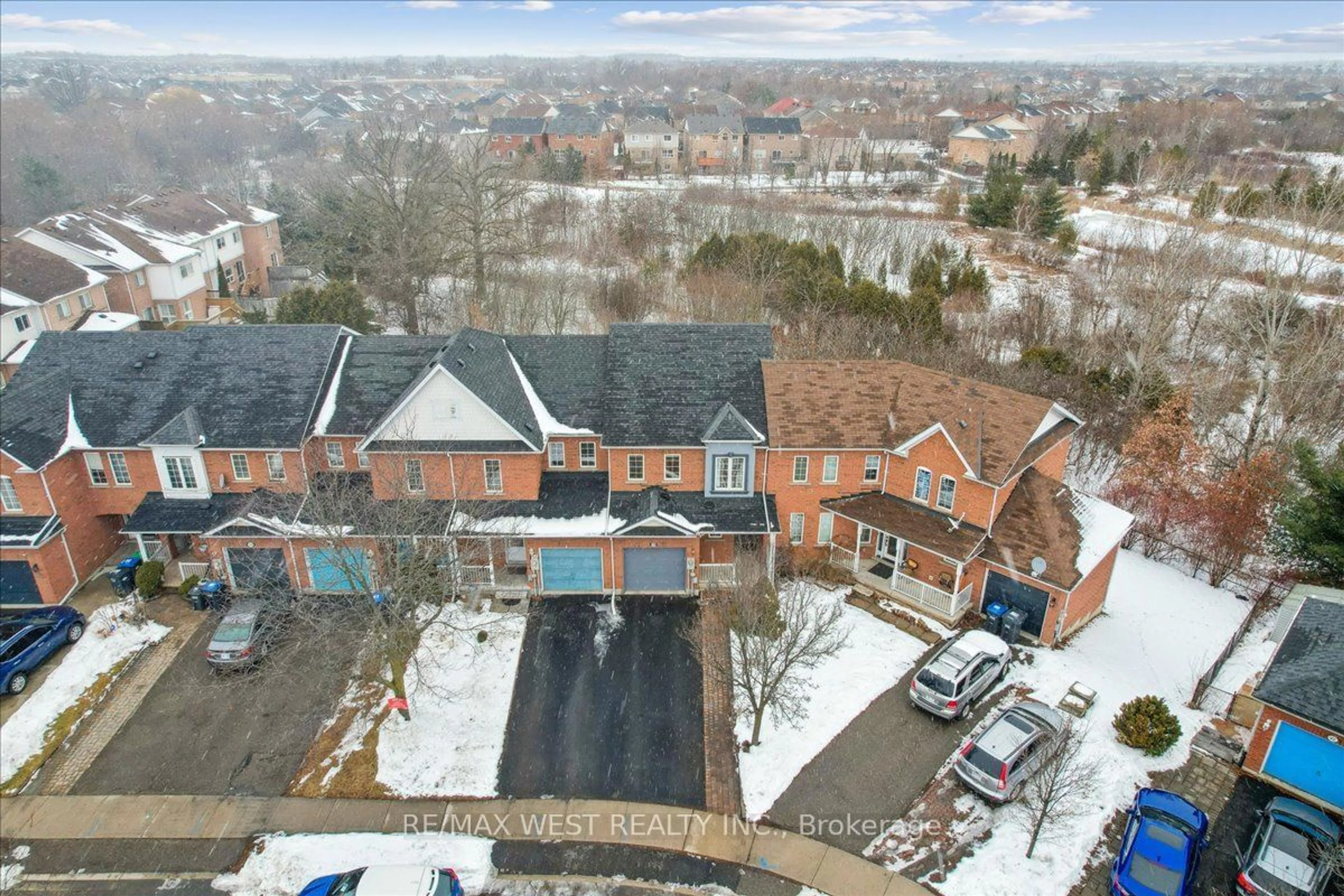 A pic from outside/outdoor area/front of a property/back of a property/a pic from drone, street for 38 Monaco Crt, Brampton Ontario L7A 1X4