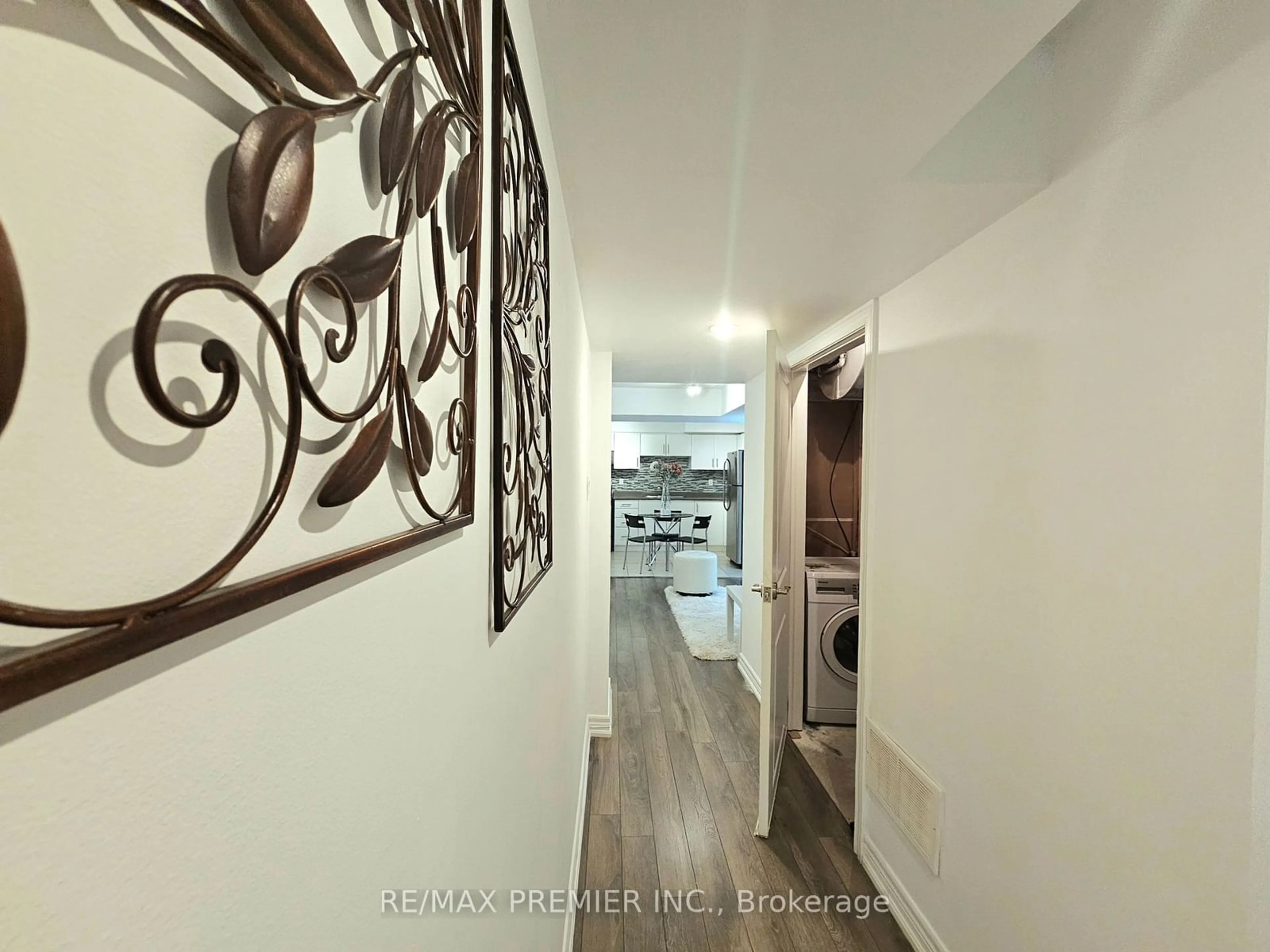 Indoor entryway for 3900 Arvona Pl, Mississauga Ontario L5M 0Y5