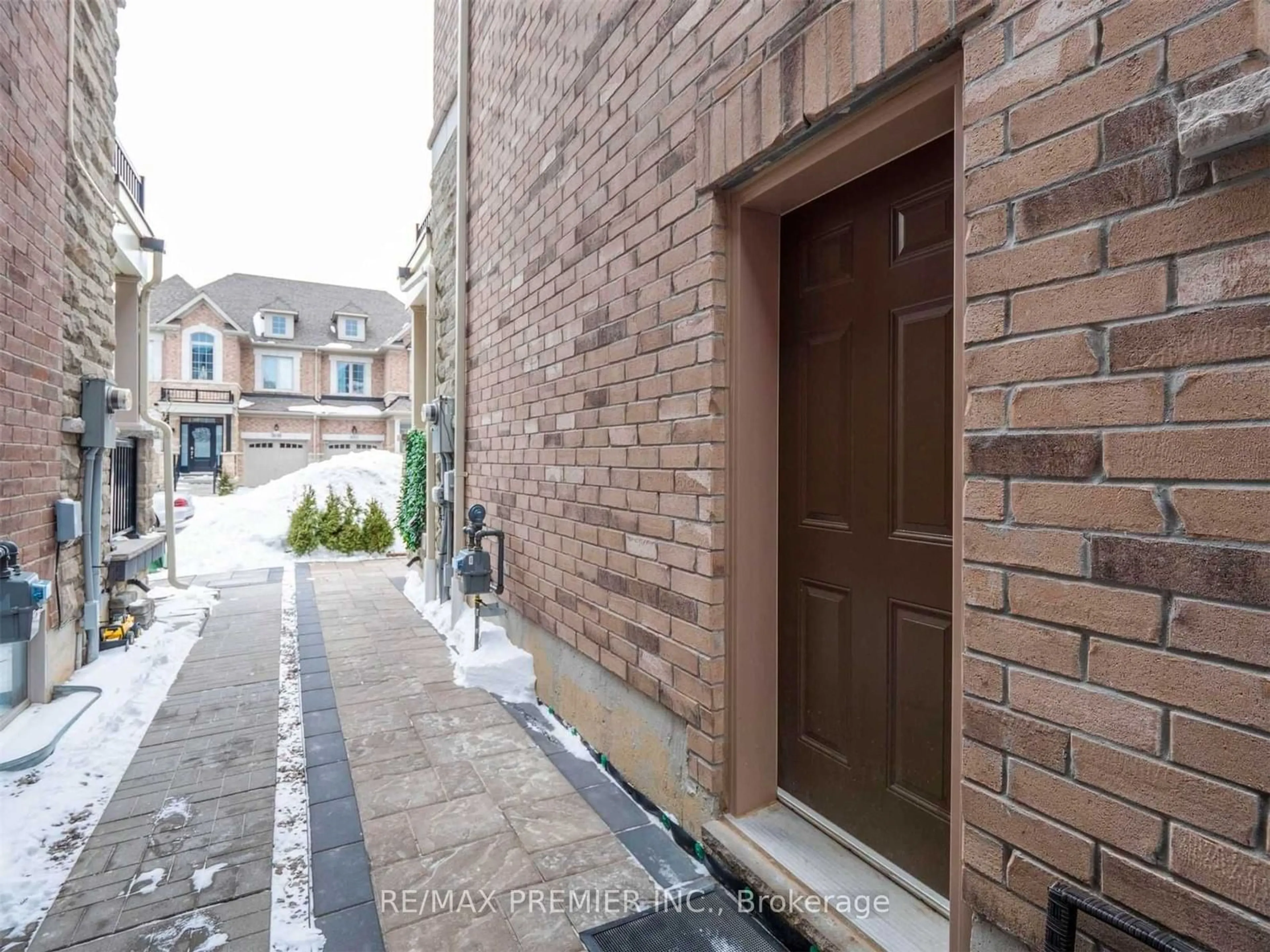 Home with brick exterior material, street for 3900 Arvona Pl, Mississauga Ontario L5M 0Y5