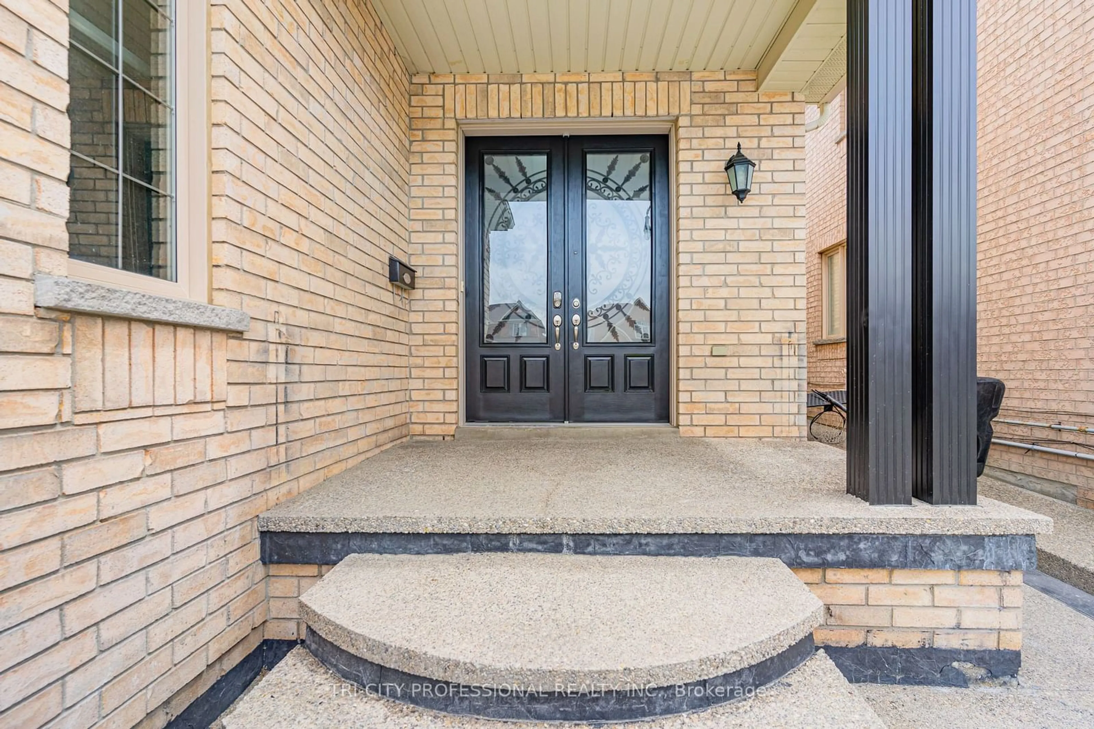 Indoor entryway for 5 Drummondville Dr, Brampton Ontario L6P 3M8