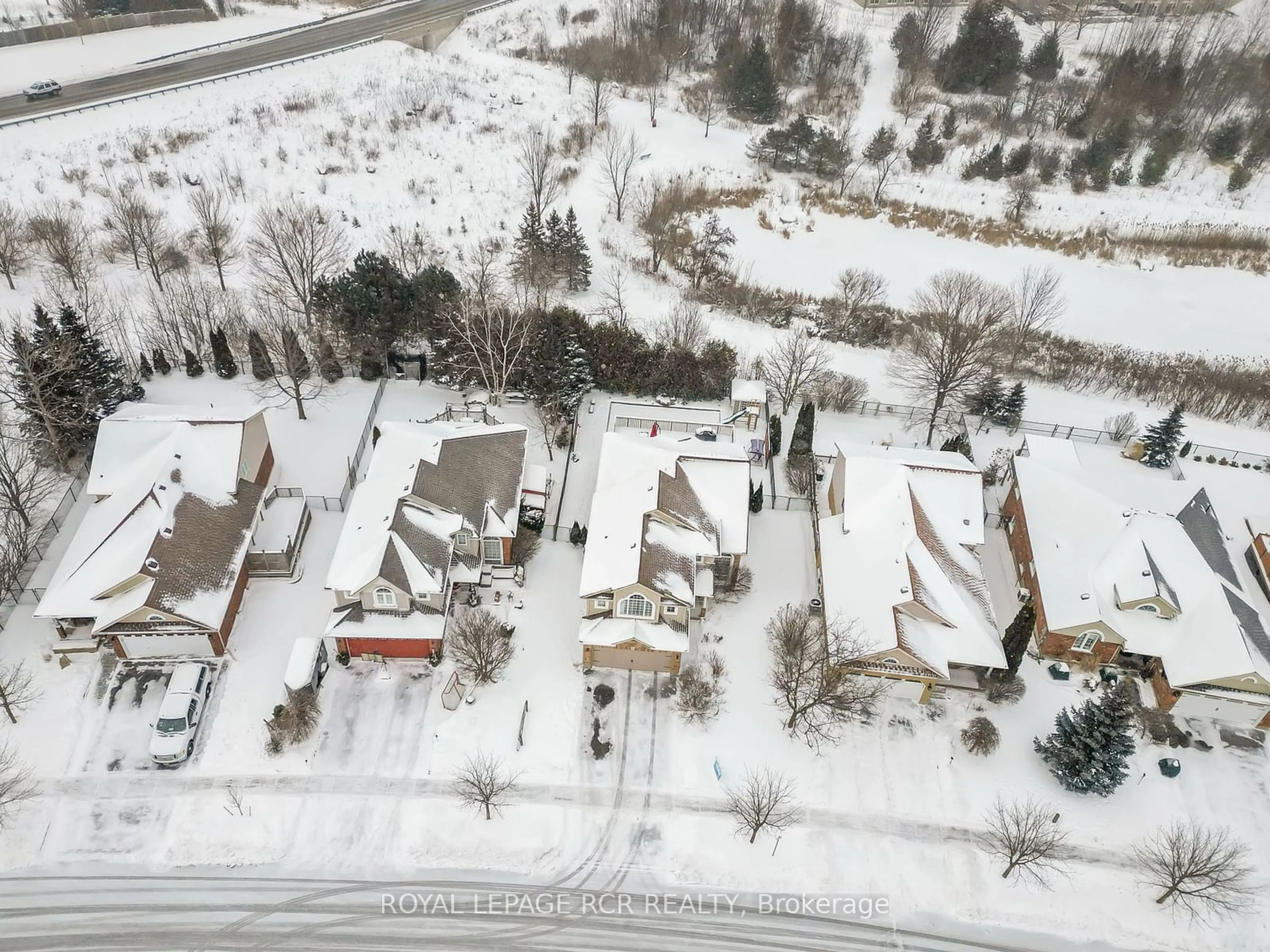 A pic from outside/outdoor area/front of a property/back of a property/a pic from drone, street for 71 Hunter Rd, Orangeville Ontario L9W 5C5